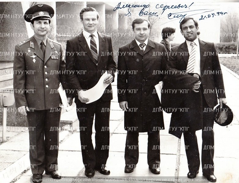 Фото "О.С. Болтенко з радянсько-індійським екіпажем", 1984 (Державний політехнічний музей імені Бориса Патона CC BY-NC-SA)