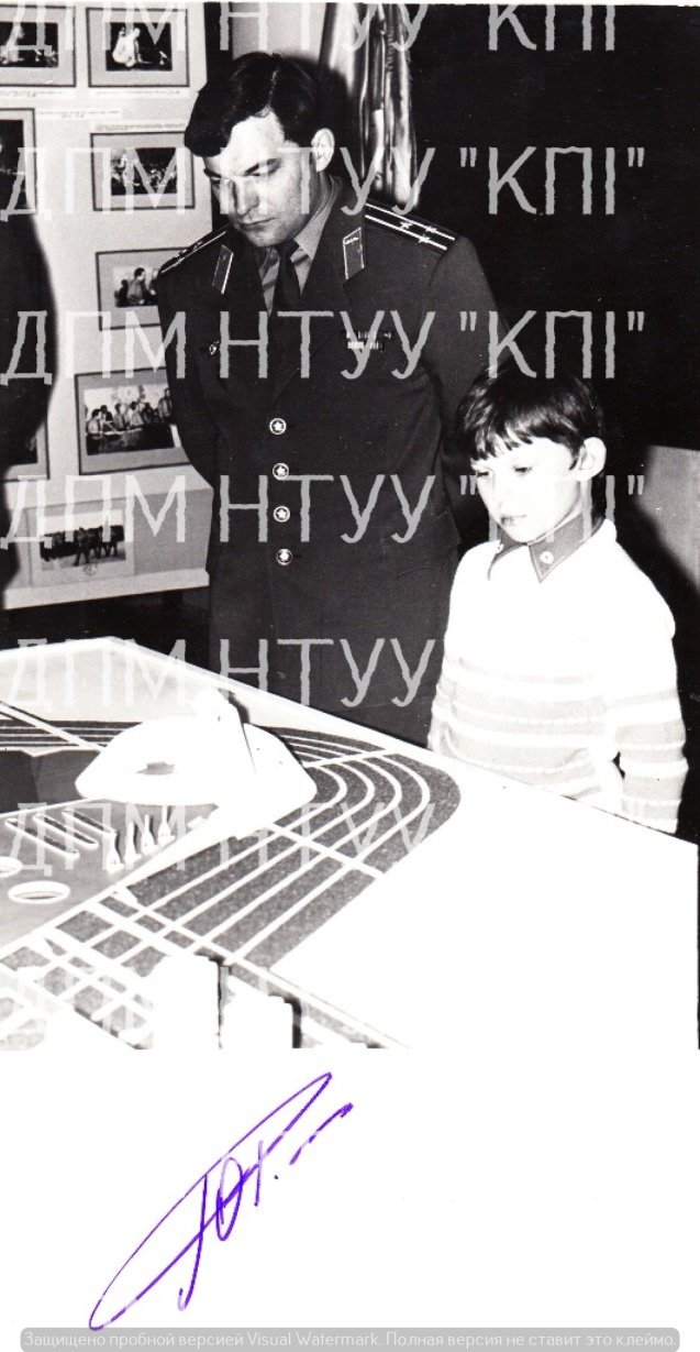 Фото "Космонавт Ю.В. Романенко з сином в музеї" (Державний політехнічний музей імені Бориса Патона CC BY-NC-SA)