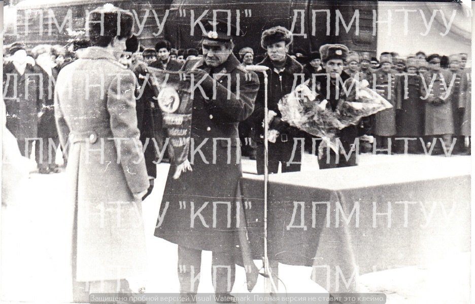 Фото "Екіпаж КК "Союз-13" на мітінгу. Байконур", 1973 (Державний політехнічний музей імені Бориса Патона CC BY-NC-SA)