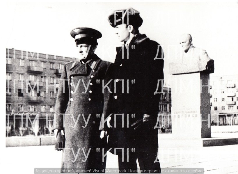 Фото "Космонавти В.Лебедєв та П.Клімук біля пам'ятника С.П.Корольову", 1973 (Державний політехнічний музей імені Бориса Патона CC BY-NC-SA)