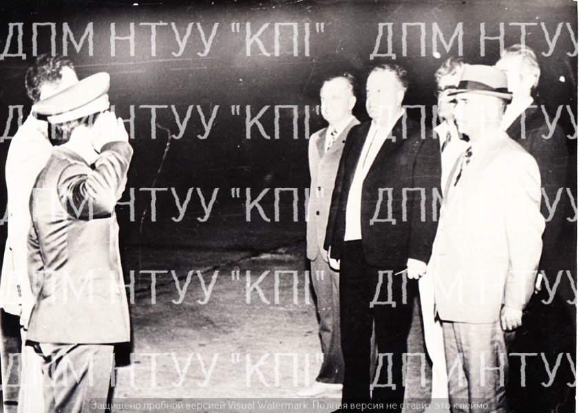 Фото "Екіпаж "Союз-18" на доповіді Держкомісії", 1975 (Державний політехнічний музей імені Бориса Патона CC BY-NC-SA)