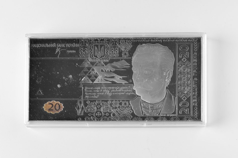 Сувенірна банкнота зі срібла номіналом 20 гривень зразка 2003 року. (Національний музей історії України CC BY-NC-SA)