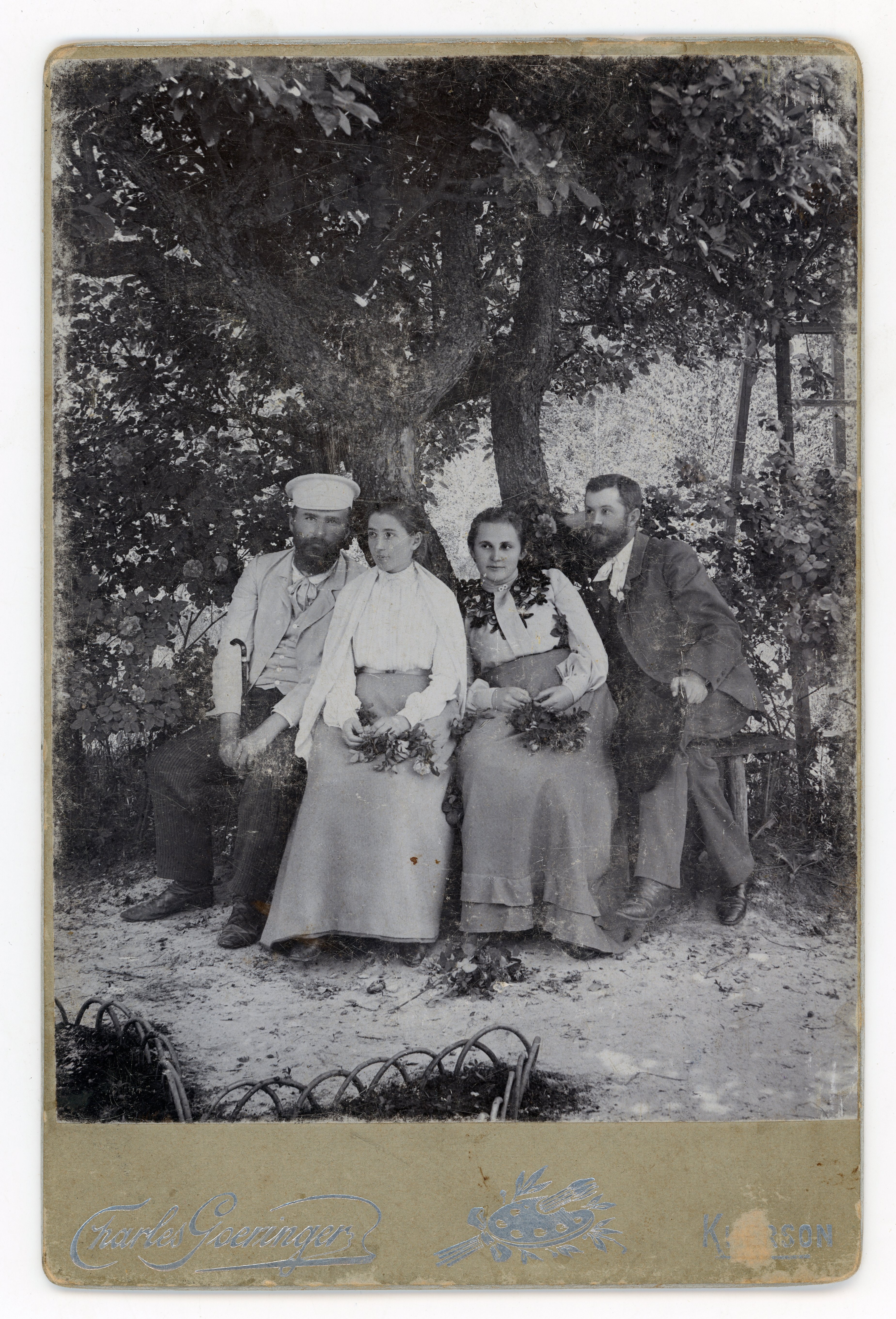 Фотографія. Група з чотрьох осіб, котрі сидять під деревом. Херсон, поч. ХХ ст. Фотогра (Львівський Фотомузей CC BY-NC-SA)