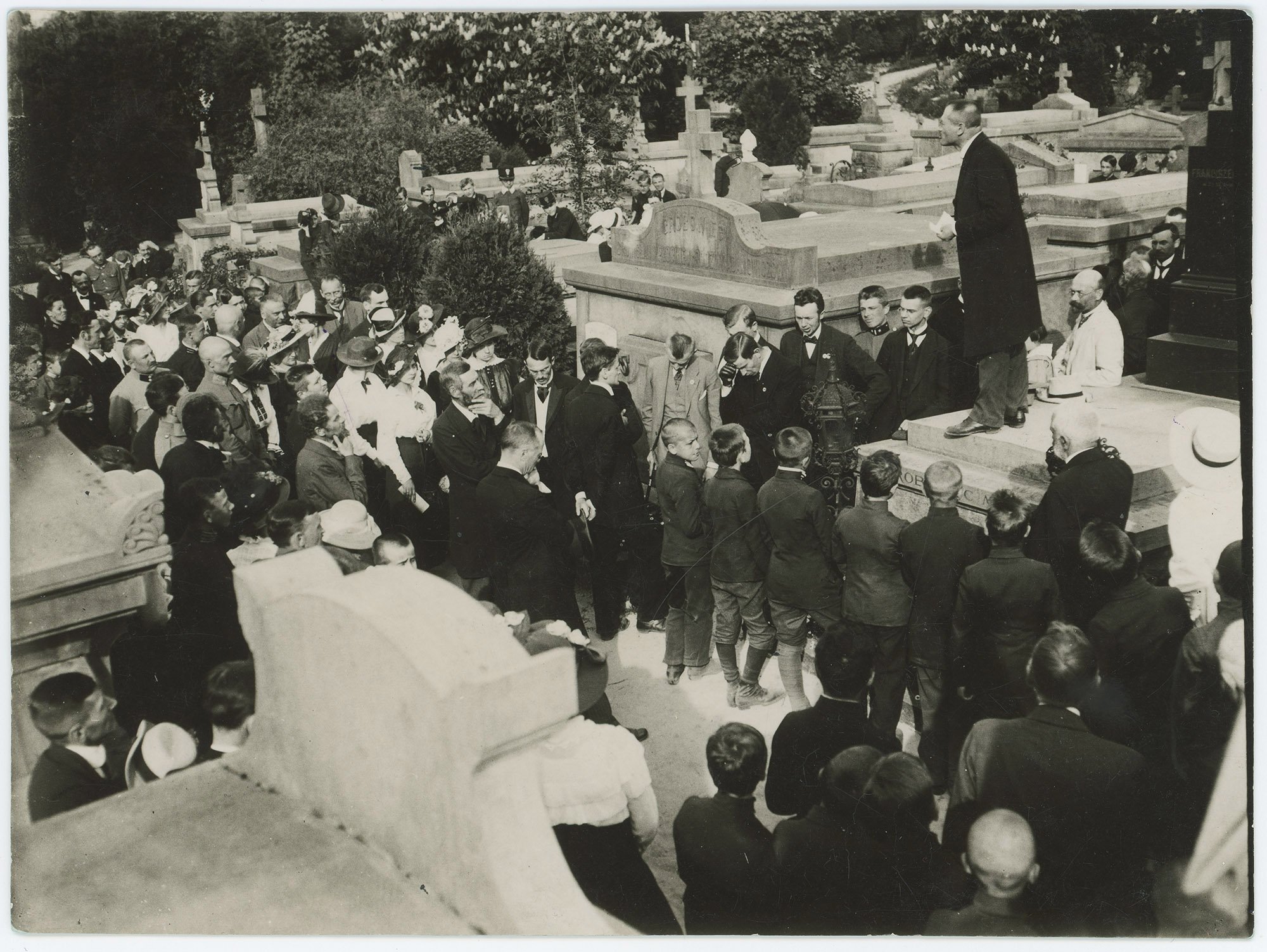 Фото. Вшанування пам'яті Івана Франка на його могилі, 1916 (Дім Франка / Franko House CC BY-NC-SA)