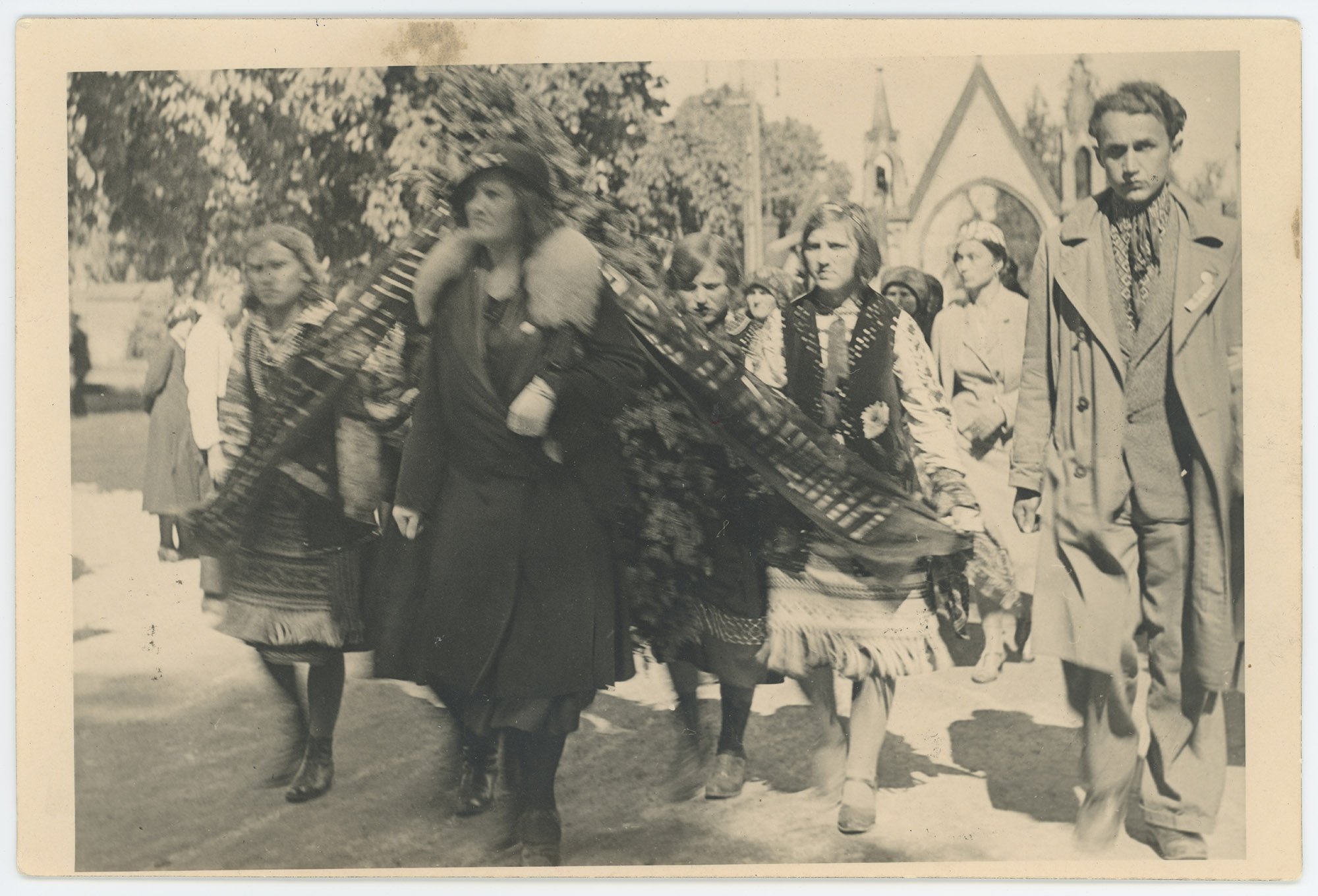 Фото. Делегація жінок зі Снятинщини на Личаківському цвинтарі, 1933 (Дім Франка / Franko House CC BY-NC-SA)