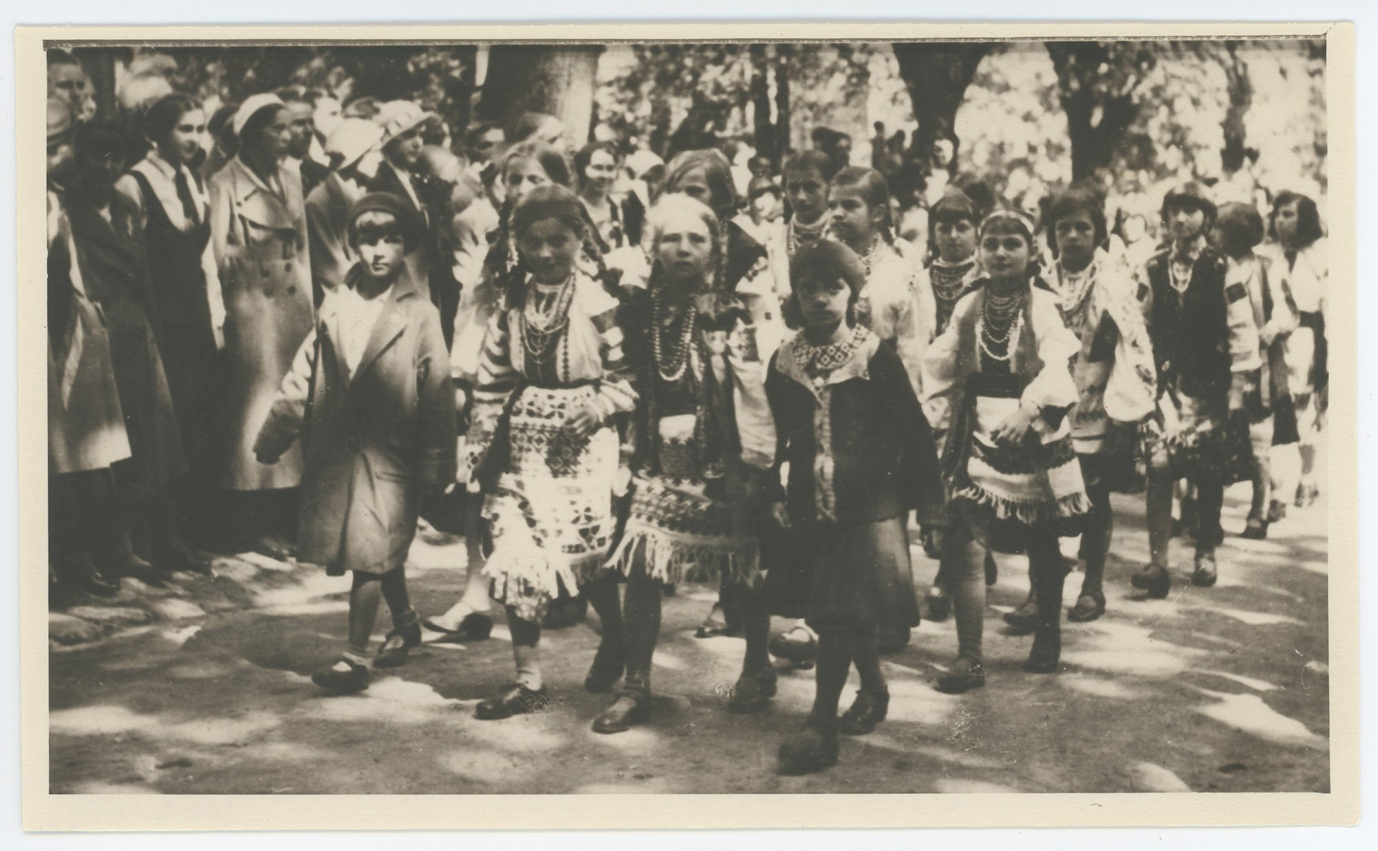 Фото. Учні народних шкіл на Личаківському кладовищі, 1933 (Дім Франка / Franko House CC BY-NC-SA)