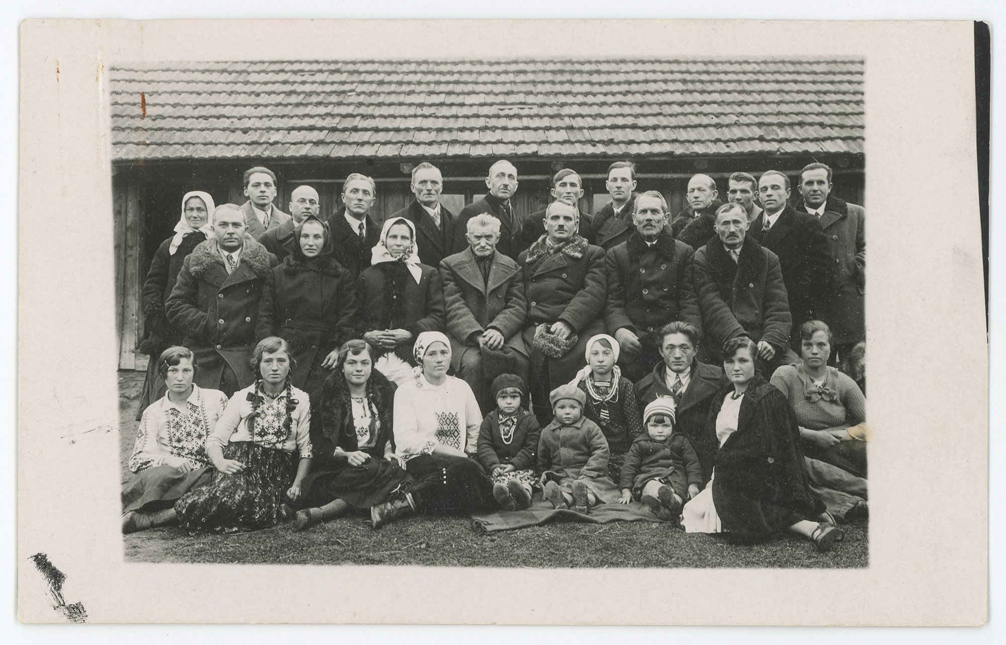 Фото. Родина Захара Франка із членами "Робітничої громади". Нагуєвичі, 1935 (Дім Франка / Franko House CC BY-NC-SA)