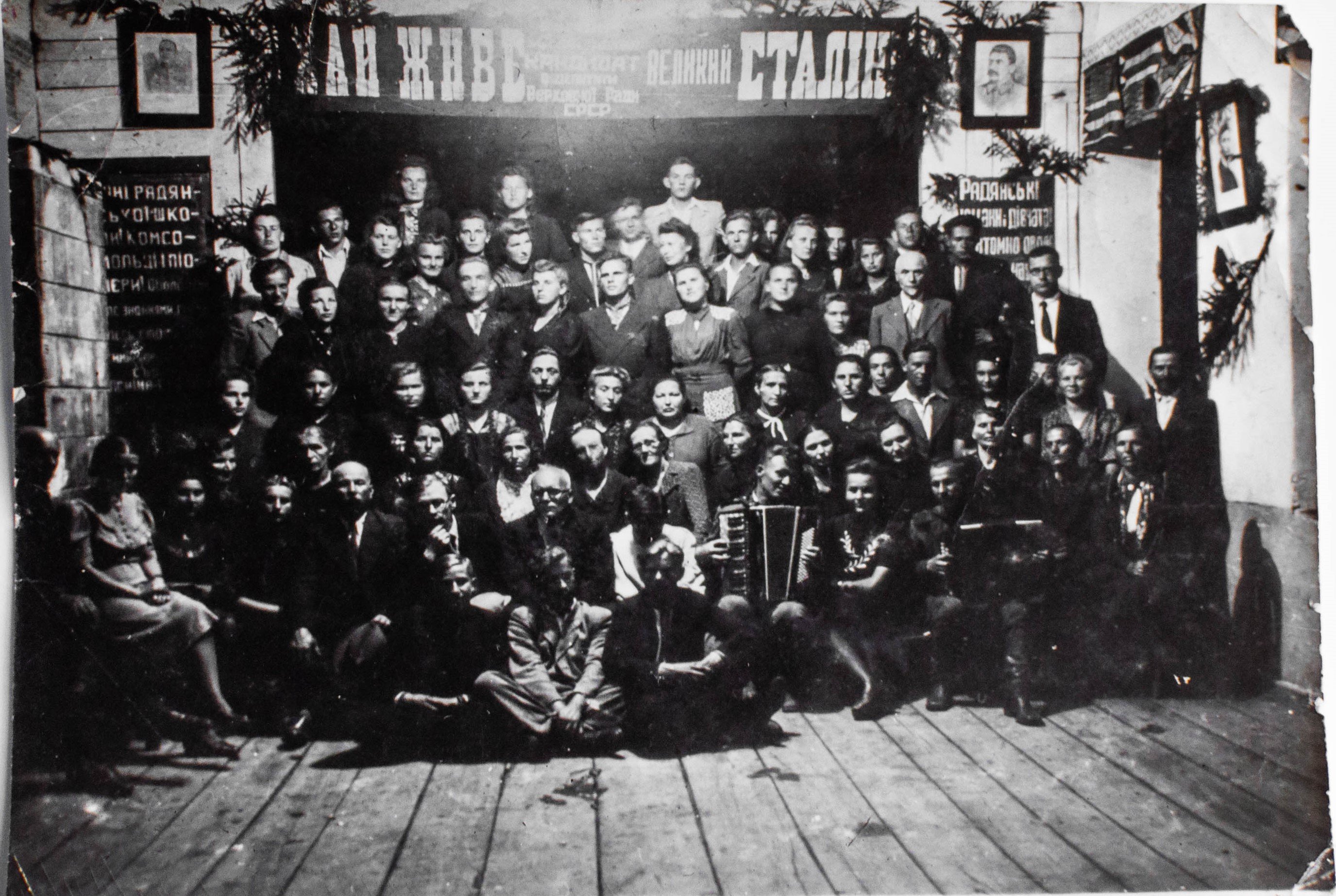Фотографія групова чорно-біла з колеції Івана Сірського. (Меморіальний музей тоталітарних режимів "Територія Терору" CC BY-NC-SA)