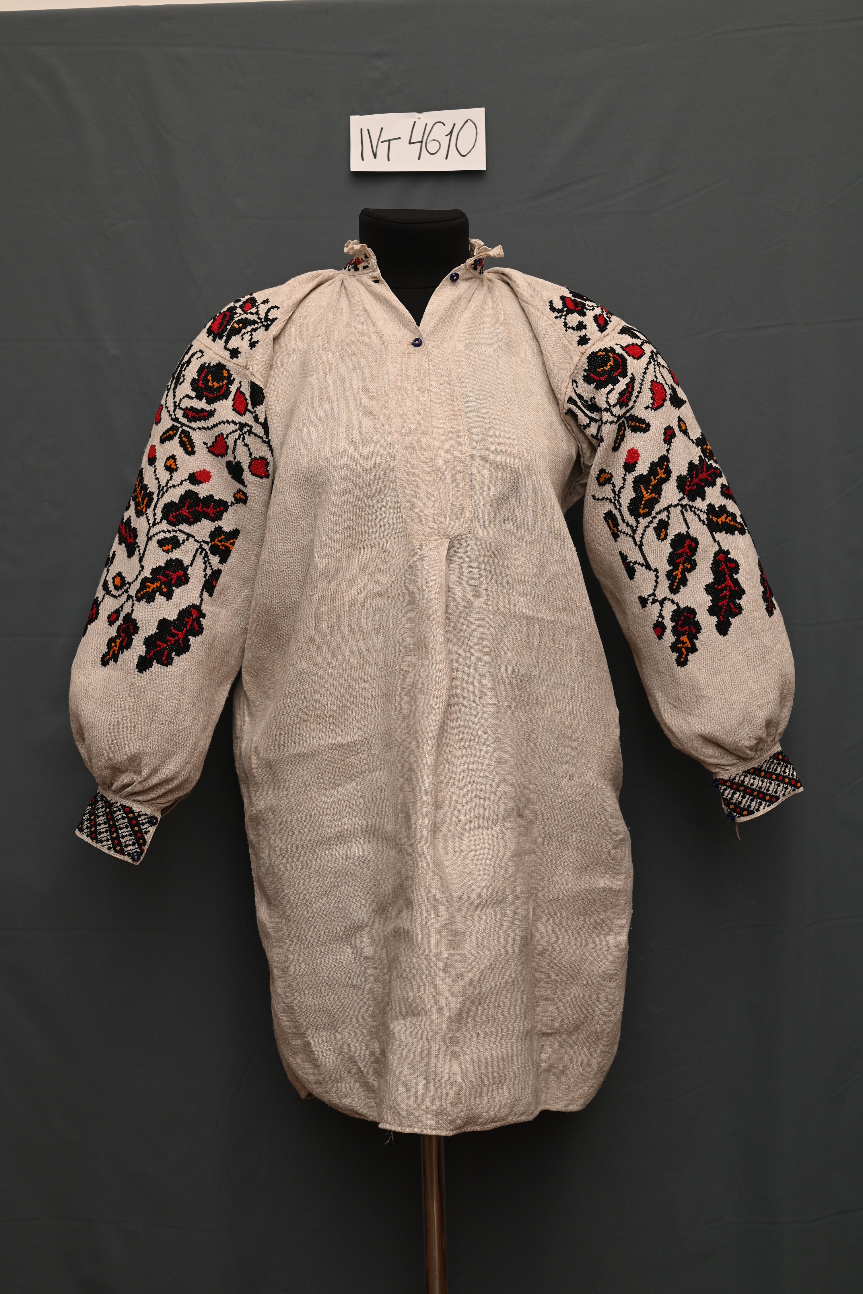 Сорочка жіноча вишита (Рівненський обласний краєзнавчий музей CC BY-NC-SA)
