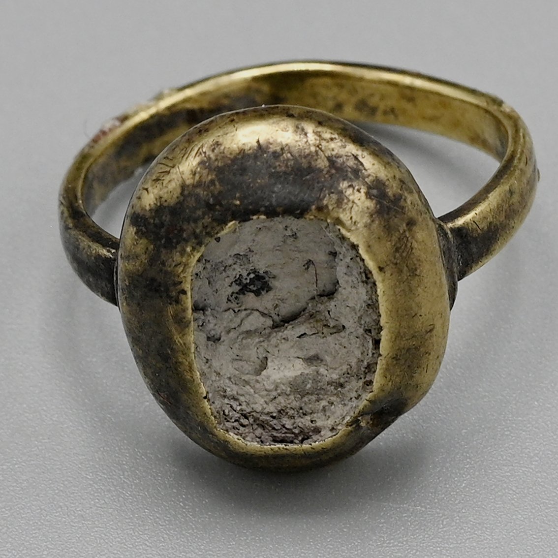 Перстень щитковий (Рівненський обласний краєзнавчий музей CC BY-NC-SA)