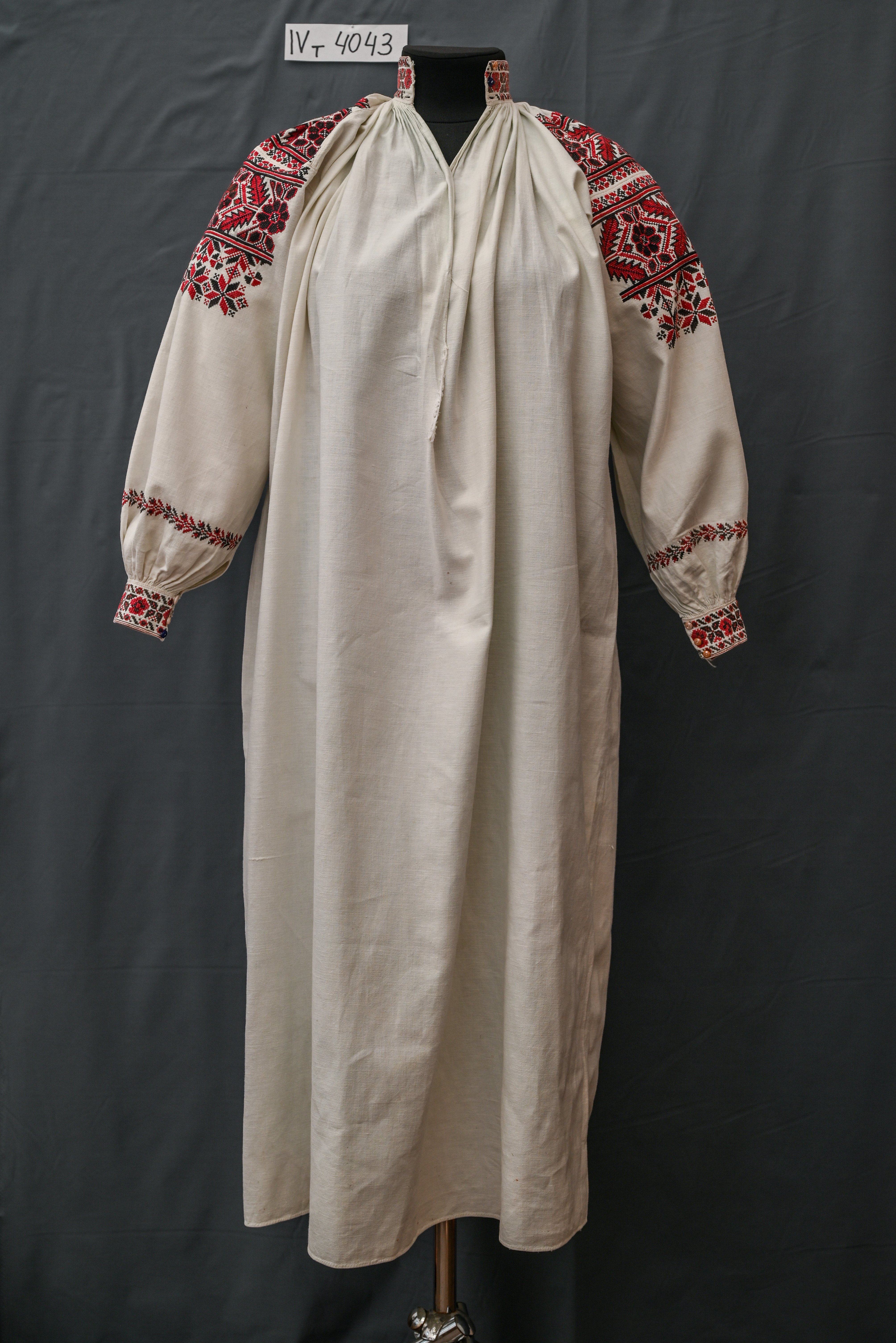 Сорочка жіноча вишита (Рівненський обласний краєзнавчий музей CC BY-NC-SA)