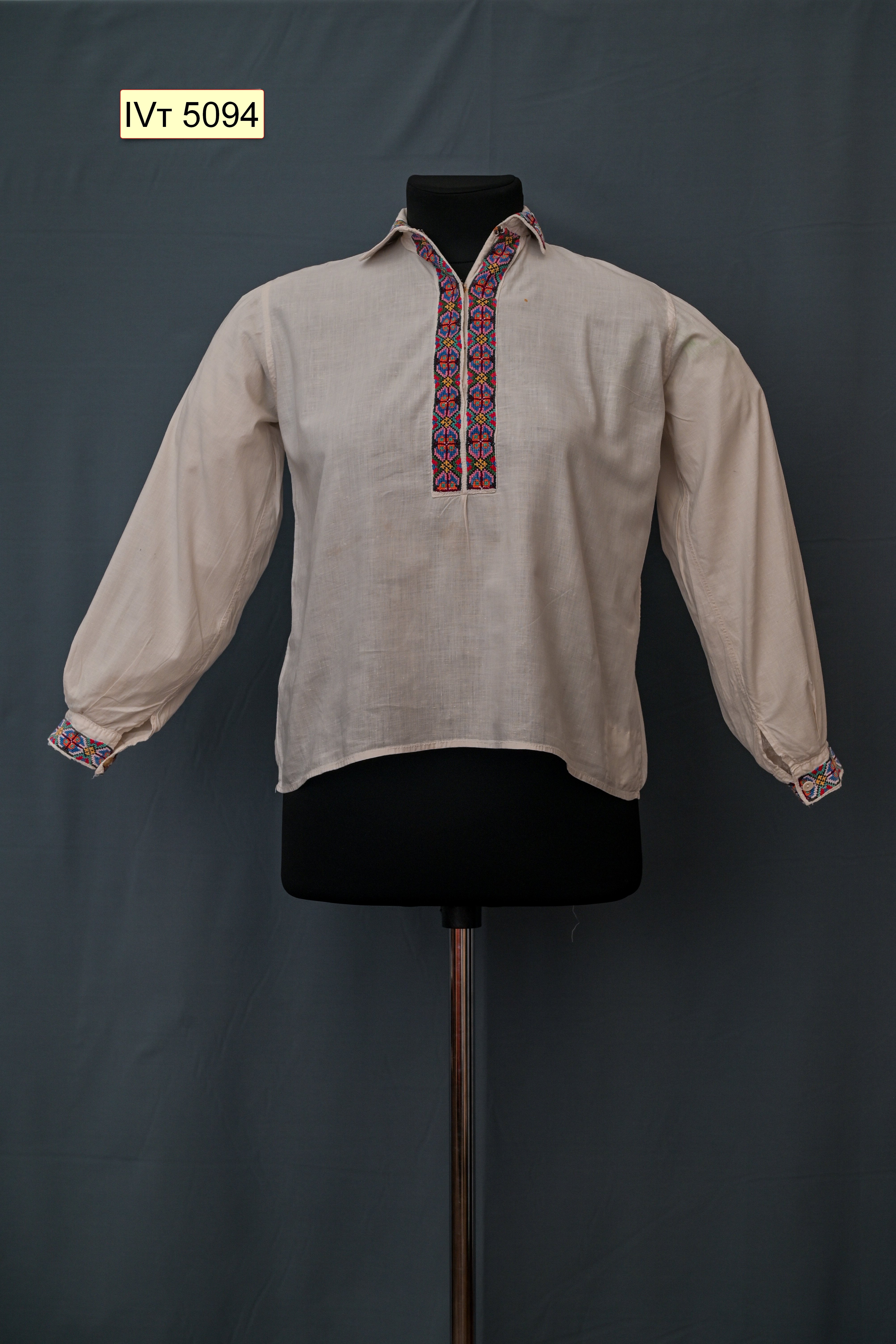 Сорочка дитяча вишита (Рівненський обласний краєзнавчий музей CC BY-NC-SA)