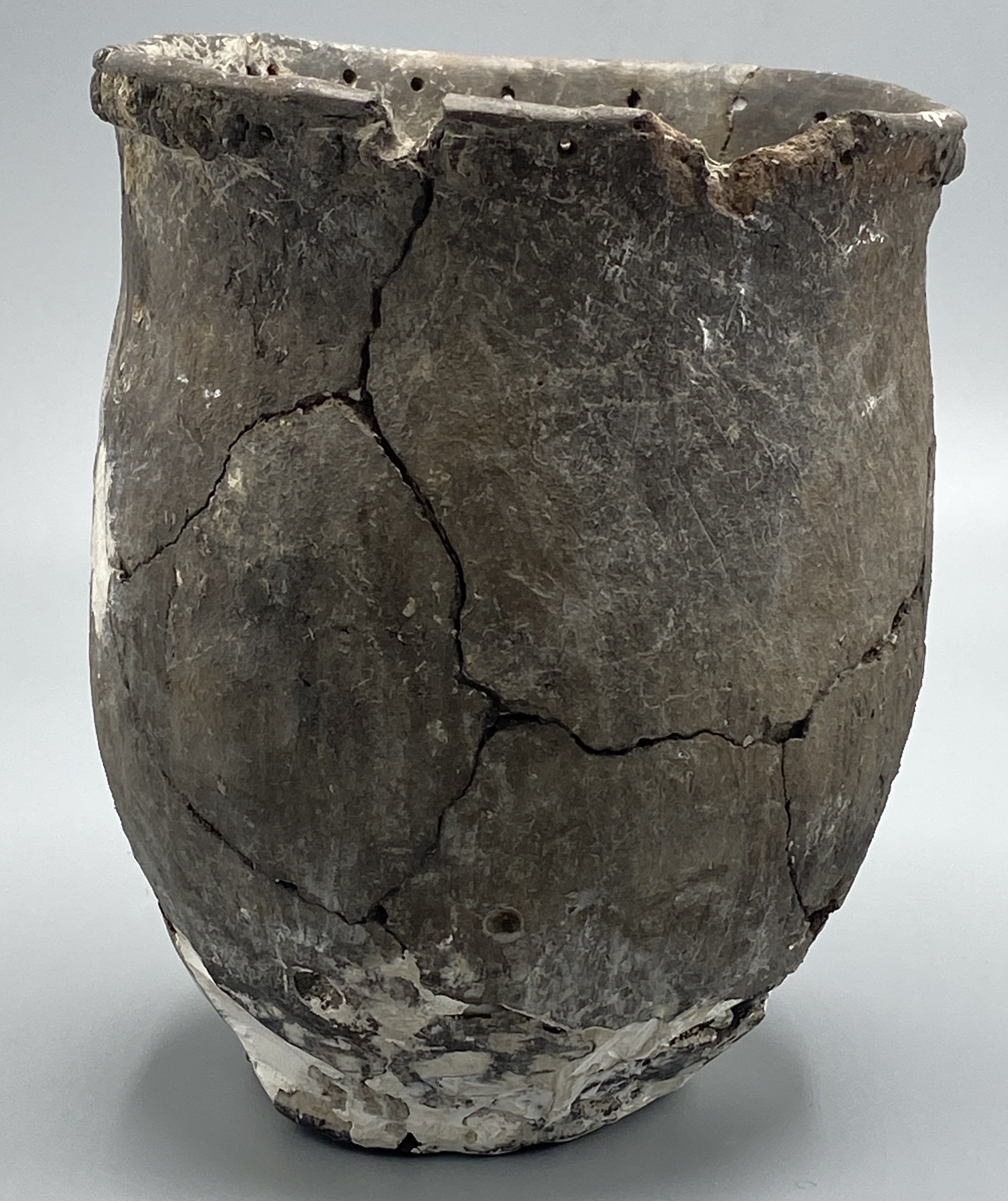 Горщик із защипами і проколками по низу ІІ-І тис. до.н.е. (Рівненський обласний краєзнавчий музей CC BY-NC-SA)
