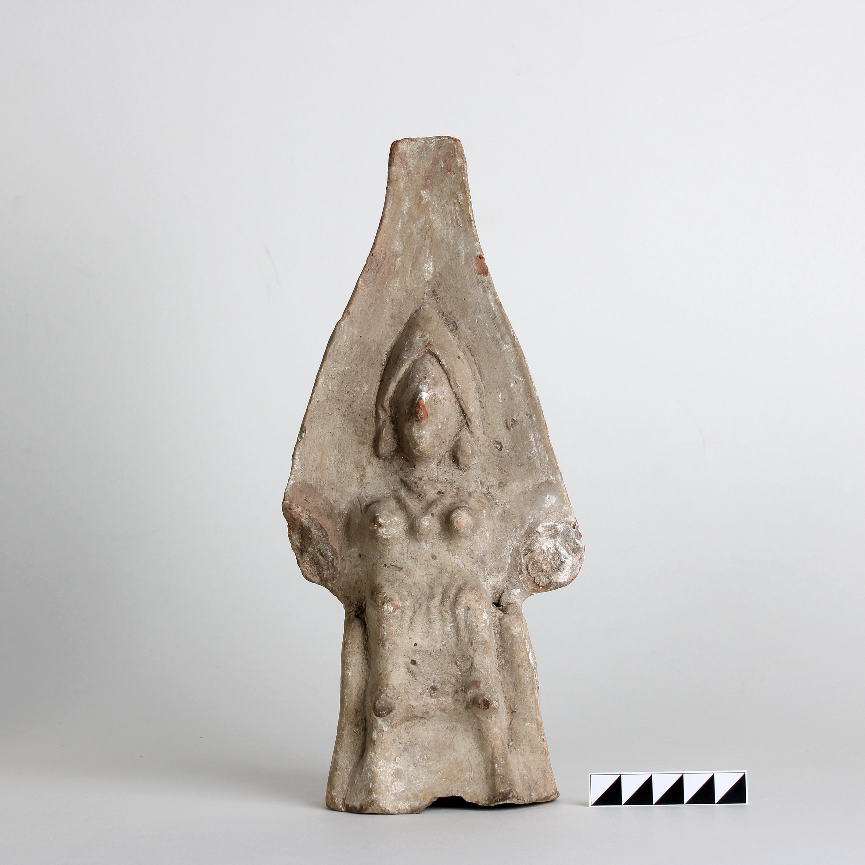 Фігурка. «Богиня на троні». ІІІ ст. н.е. Пантікапей. (Сумський обласний краєзнавчий музей CC BY-NC-SA)