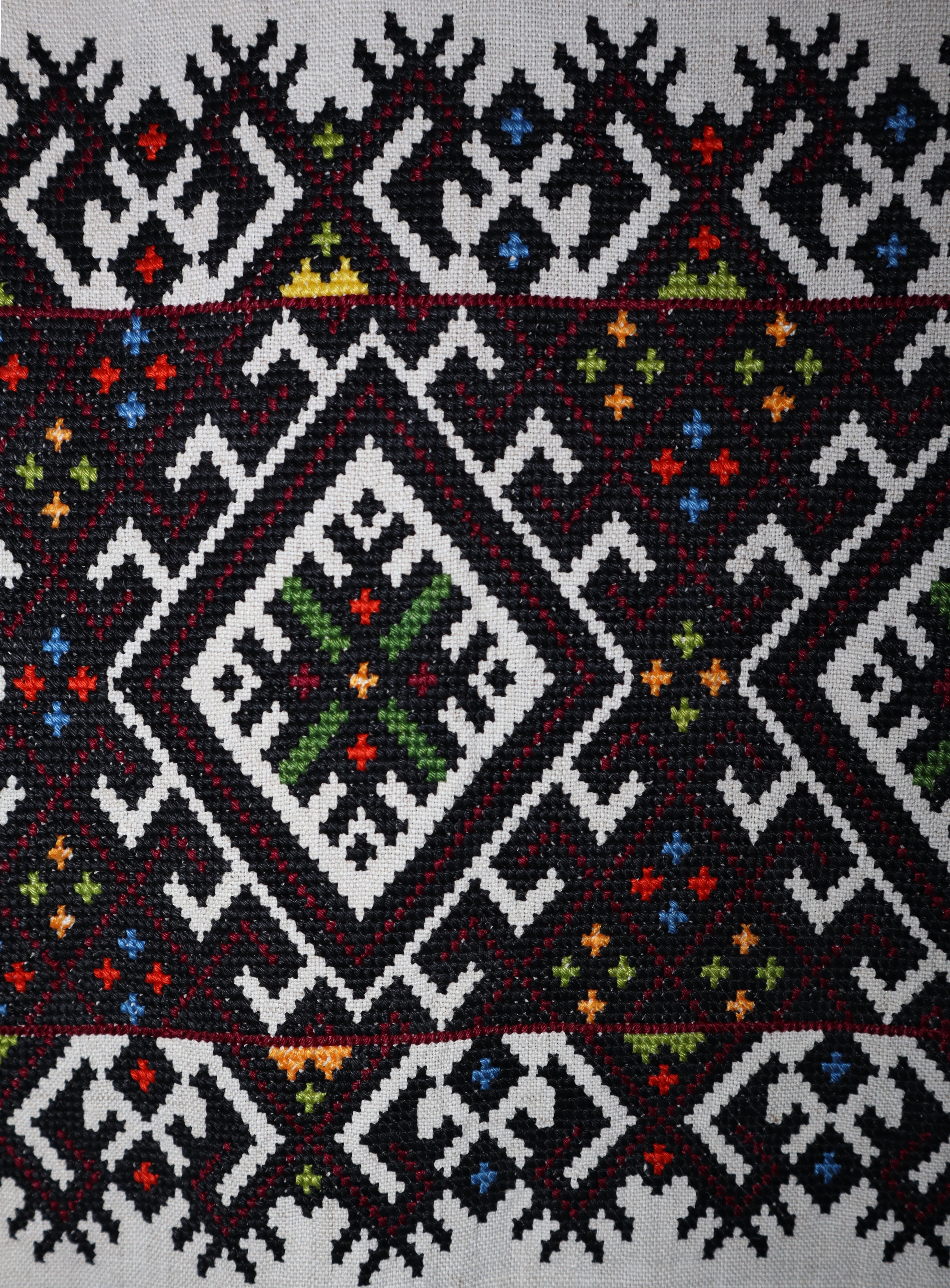 Рушник вишиваний на домотканому полотні. Середина ХХ ст. (Національний заповідник "Замки Тернопілля" CC BY-NC-SA)