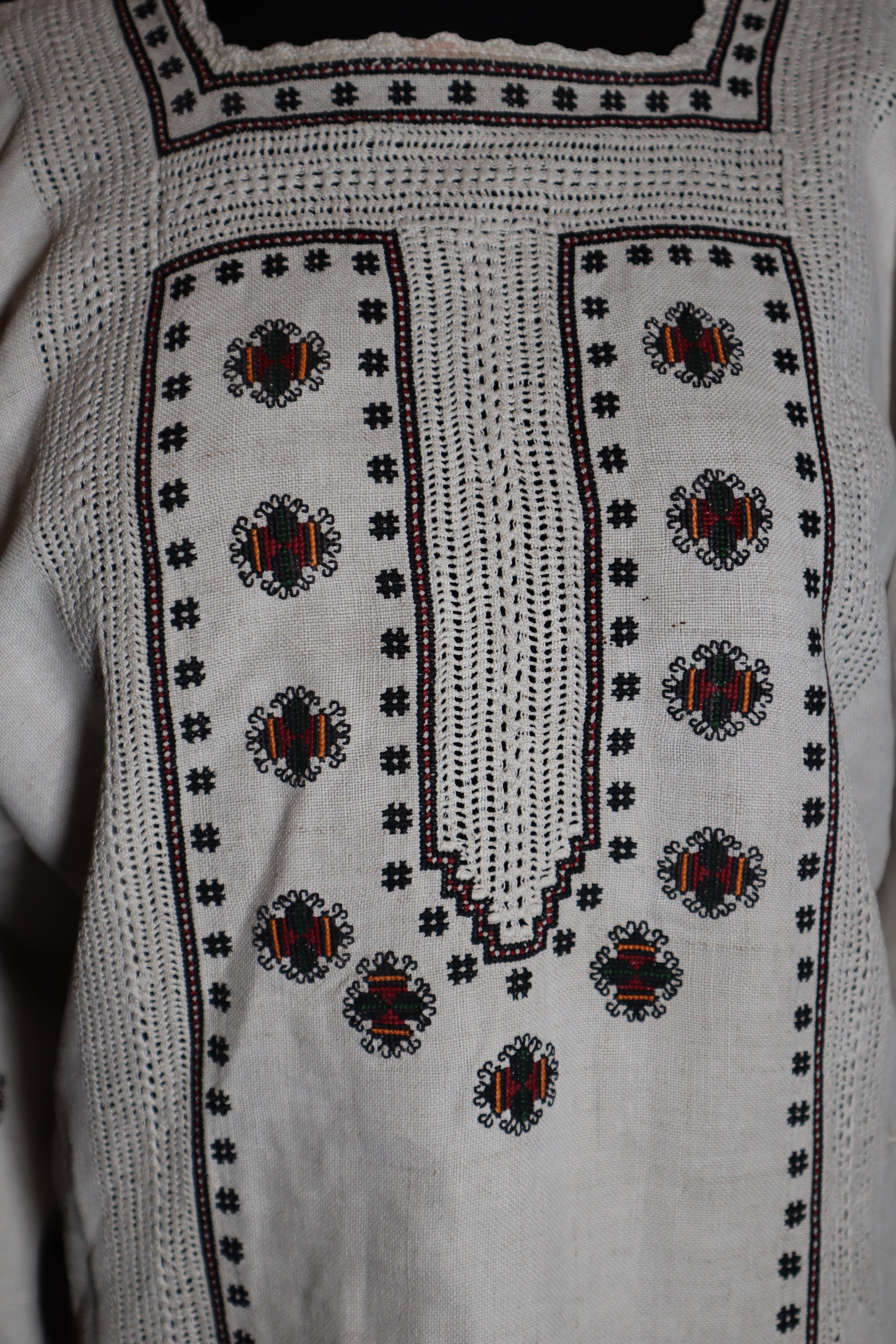 Блуза жіноча, вишита на домотканому полотні. Приблизно середина ХХ ст. (Національний заповідник "Замки Тернопілля" CC BY-NC-SA)