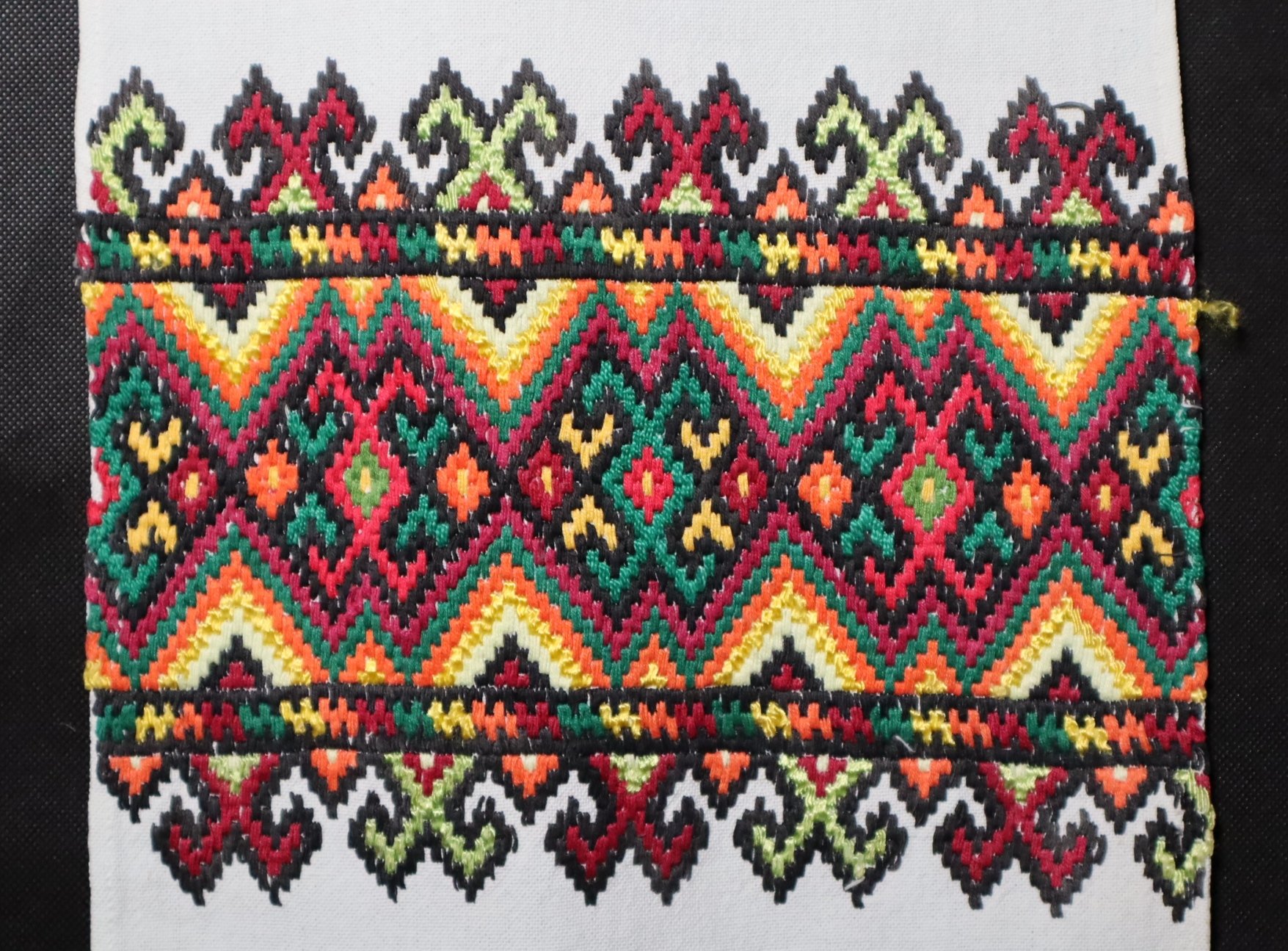 Рушник вишиваний кольоровими нитками.80-і роки ХХ ст. (Національний заповідник "Замки Тернопілля" CC BY-NC-SA)