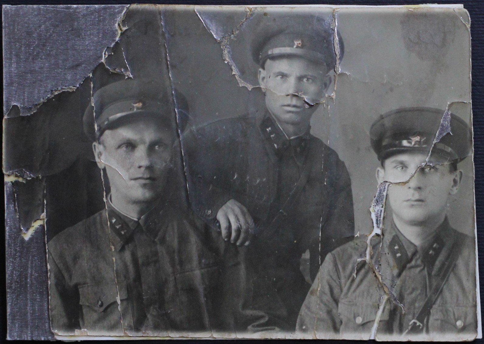 Троє молодих офіцерів Червоної армії (Кременецький краєзнавчий музей CC BY-NC-SA)