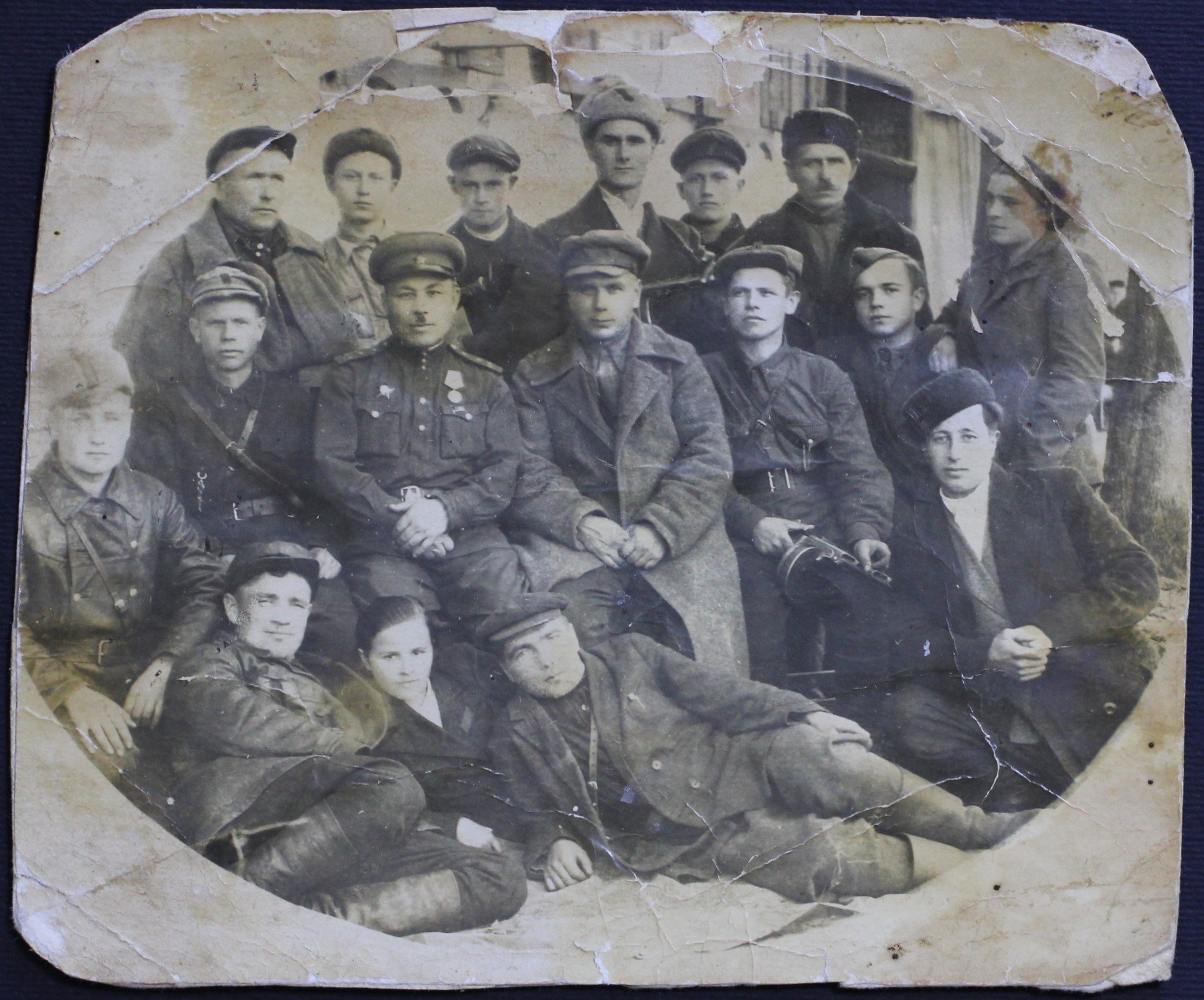 Групове фото партизанів у 1943 році (Кременецький краєзнавчий музей CC BY-NC-SA)