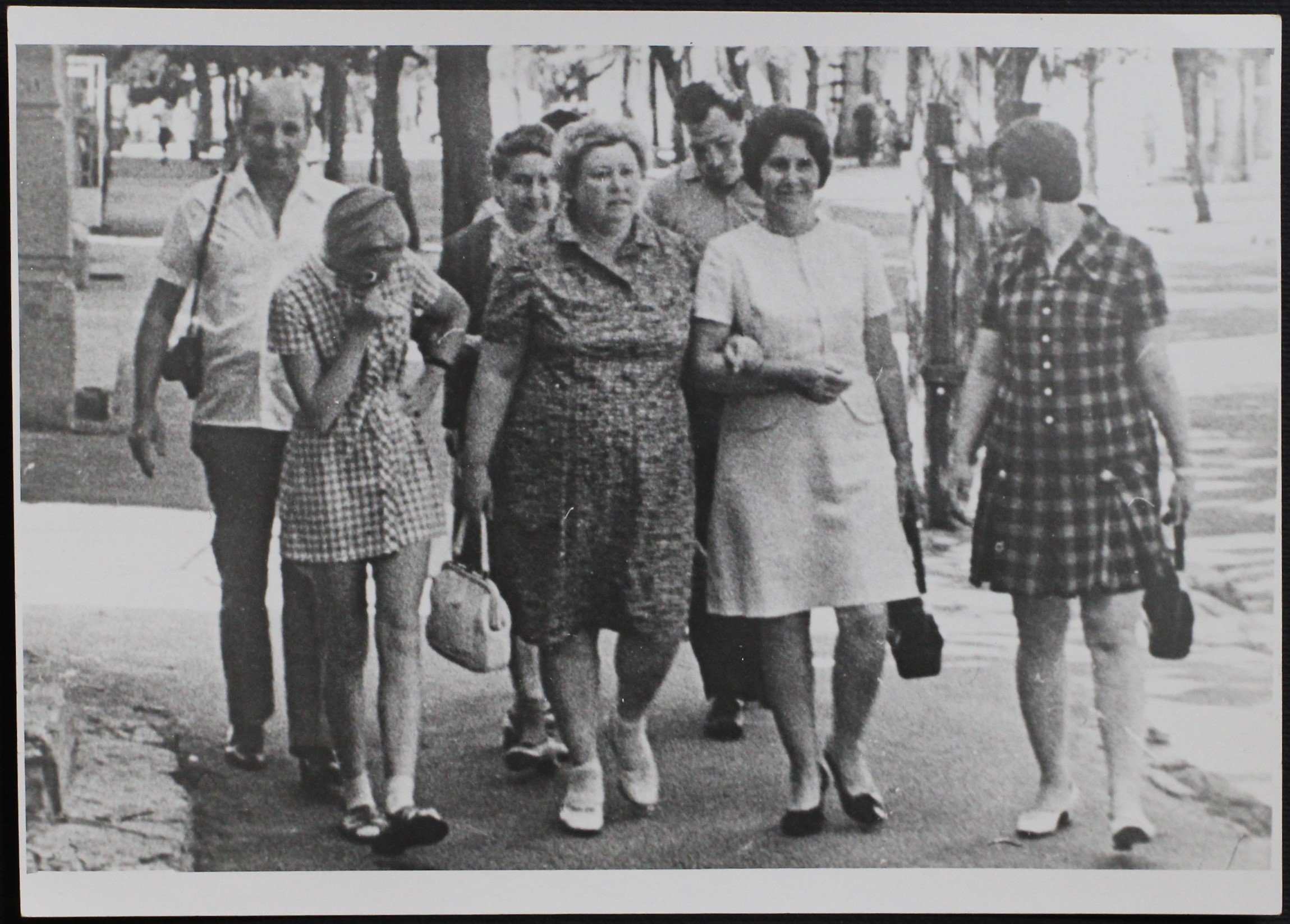 Ірина Тельман і її сім'я з родиною Євдокії Іванівни Киричук (Кременецький краєзнавчий музей CC BY-NC-SA)