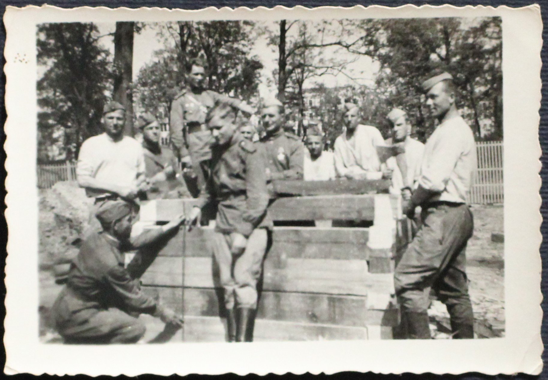 Учасники штурму Берліна на роботі в парку здобутої зброї (Кременецький краєзнавчий музей CC BY-NC-SA)