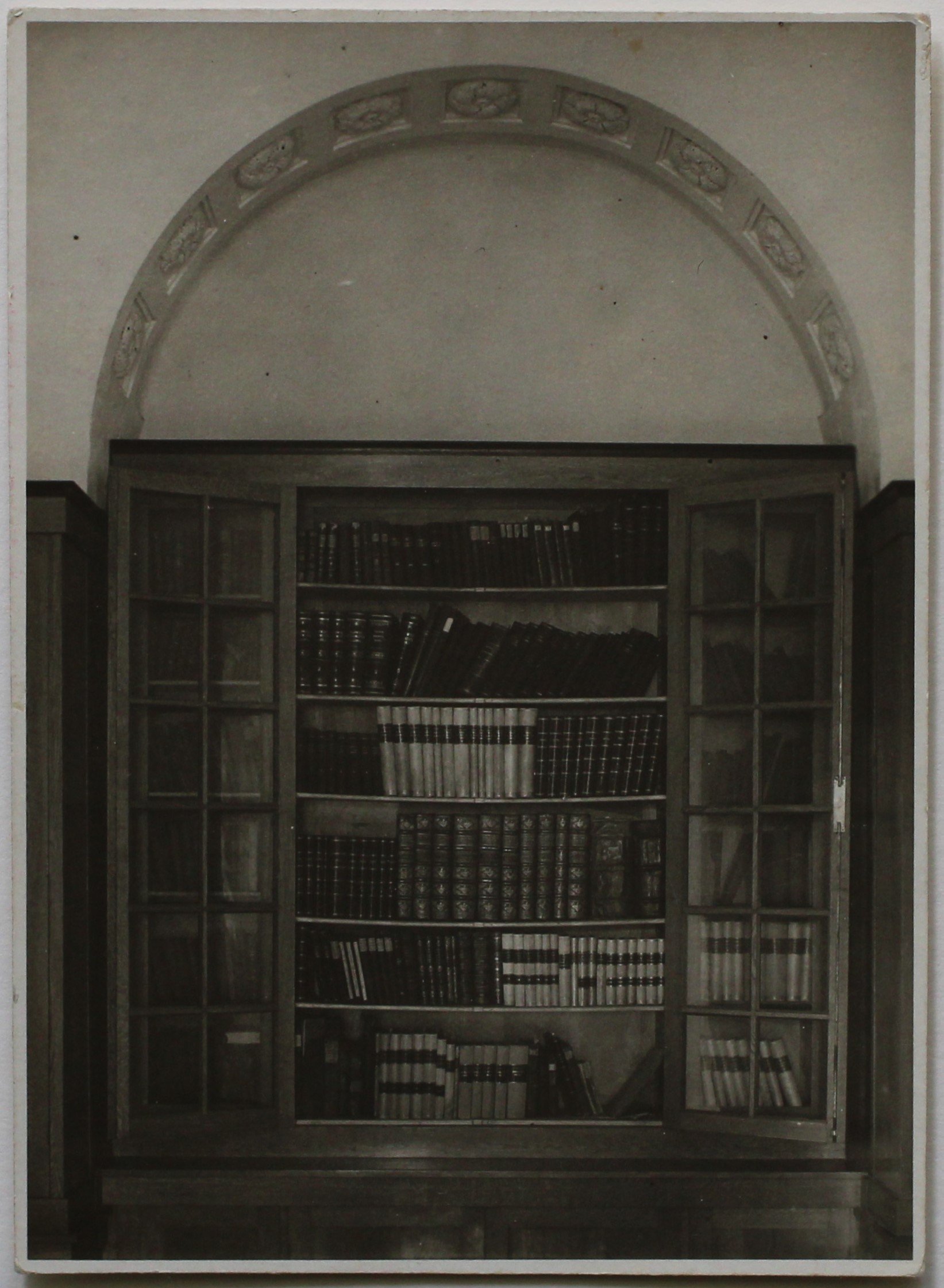 Відкрита книжкова шафа (Кременецький краєзнавчий музей CC BY-NC-SA)