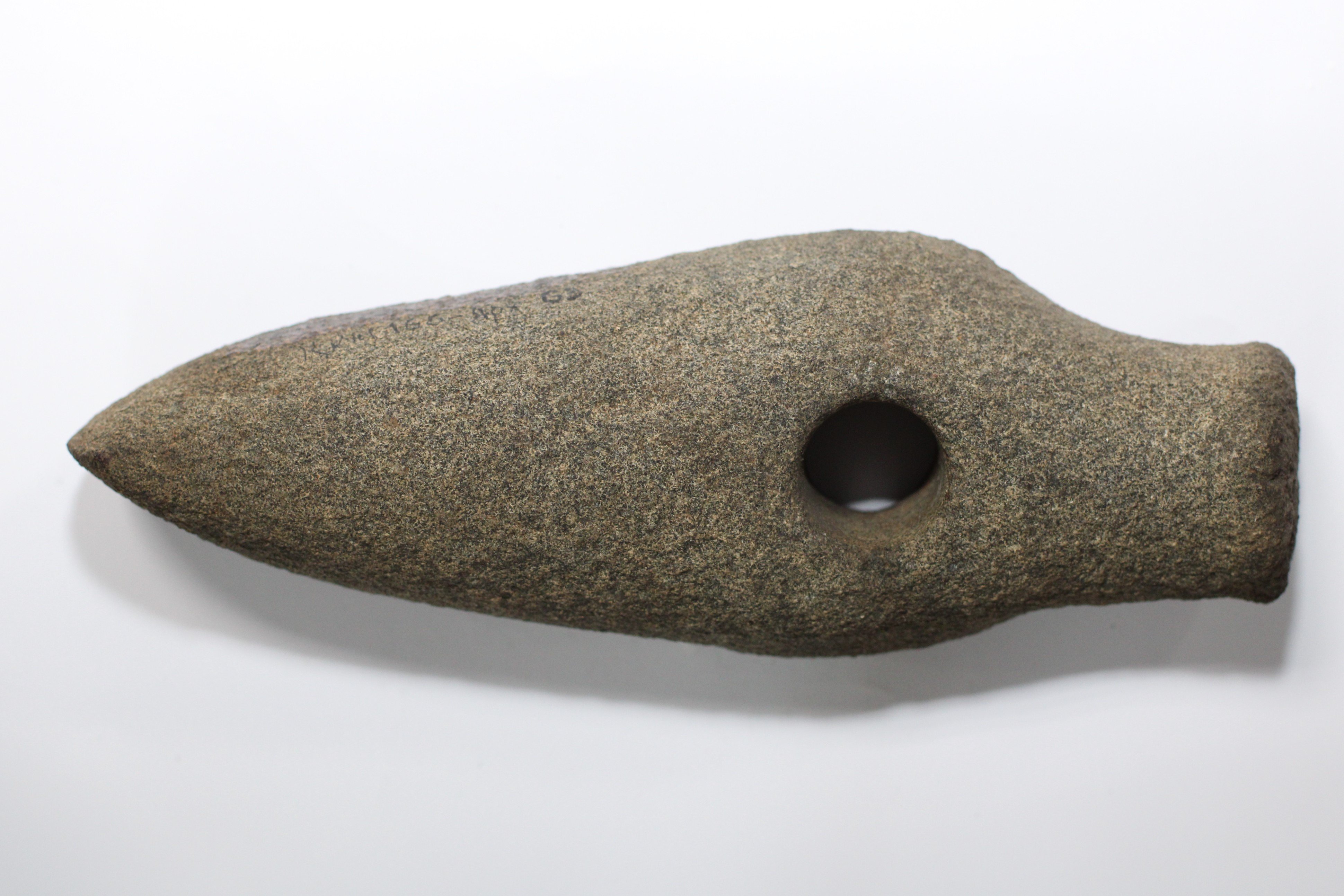 Сокира-молот з каменю (Кременецький краєзнавчий музей CC BY-NC-SA)