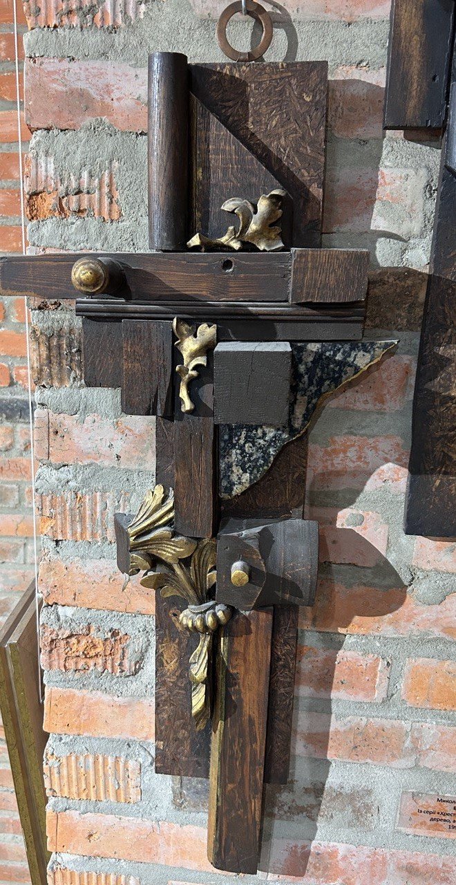 Микола Кумановський (1951-2016), Із серії Хрести що не продаються, Без назви, 1990-ті (Музей сучасного українського мистецтва Корсаків CC BY-NC-SA)