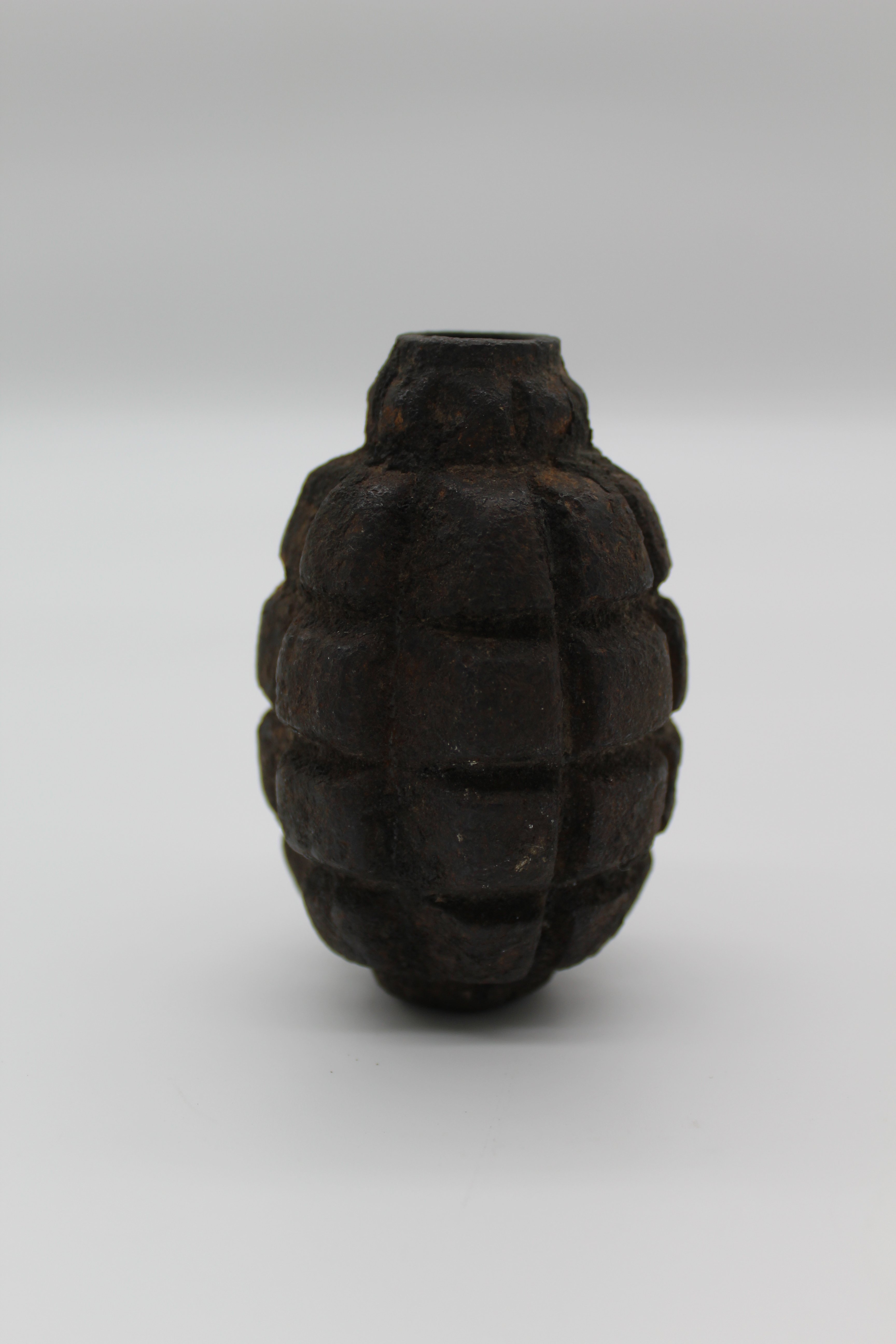 Ручна оборонна граната – Ф-1 (Національний заповідник "Хортиця" CC BY-NC-SA)