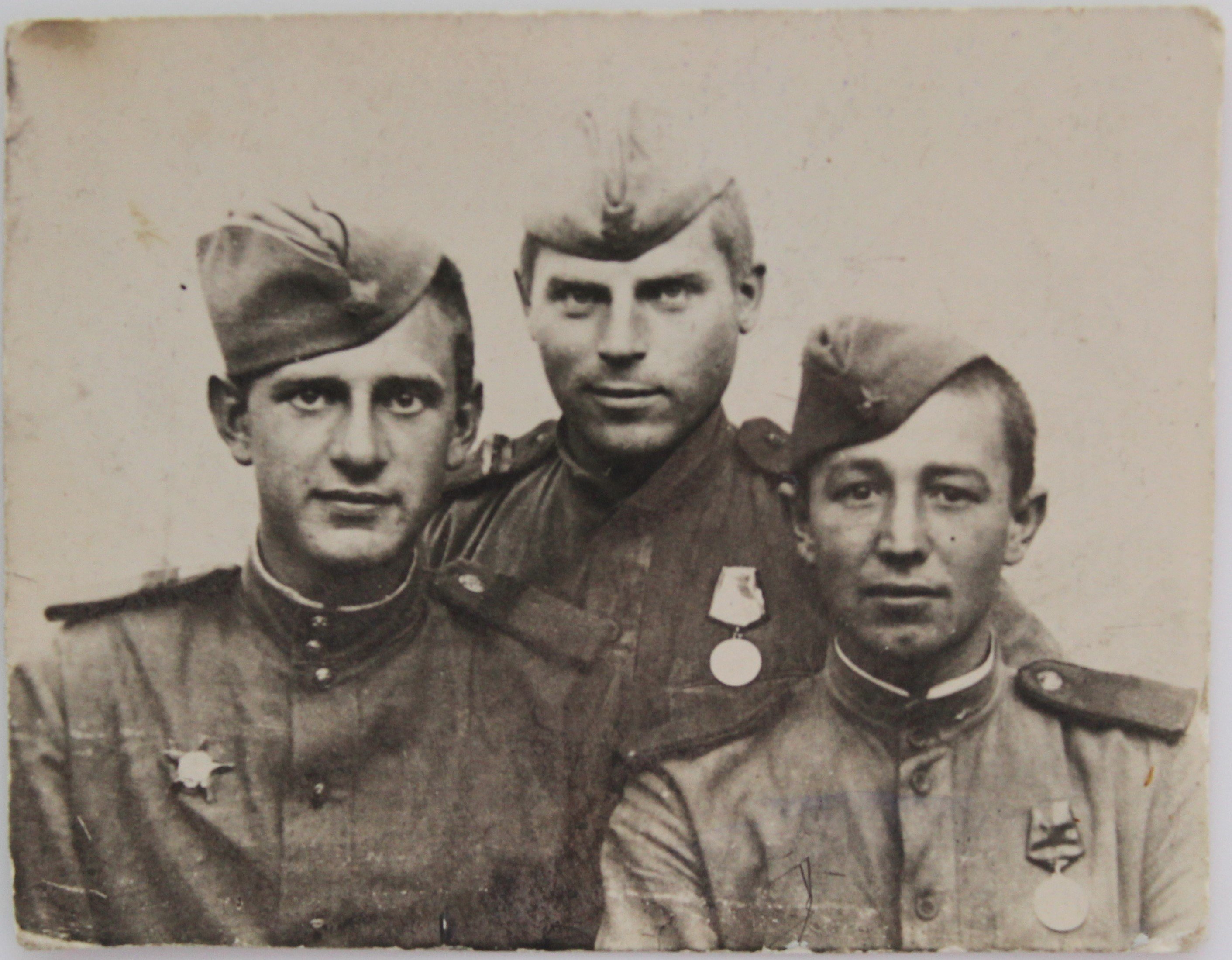 Групове фото воїнів 45936-ї частини, 1944 рік (Національний заповідник "Хортиця" CC BY-NC-SA)
