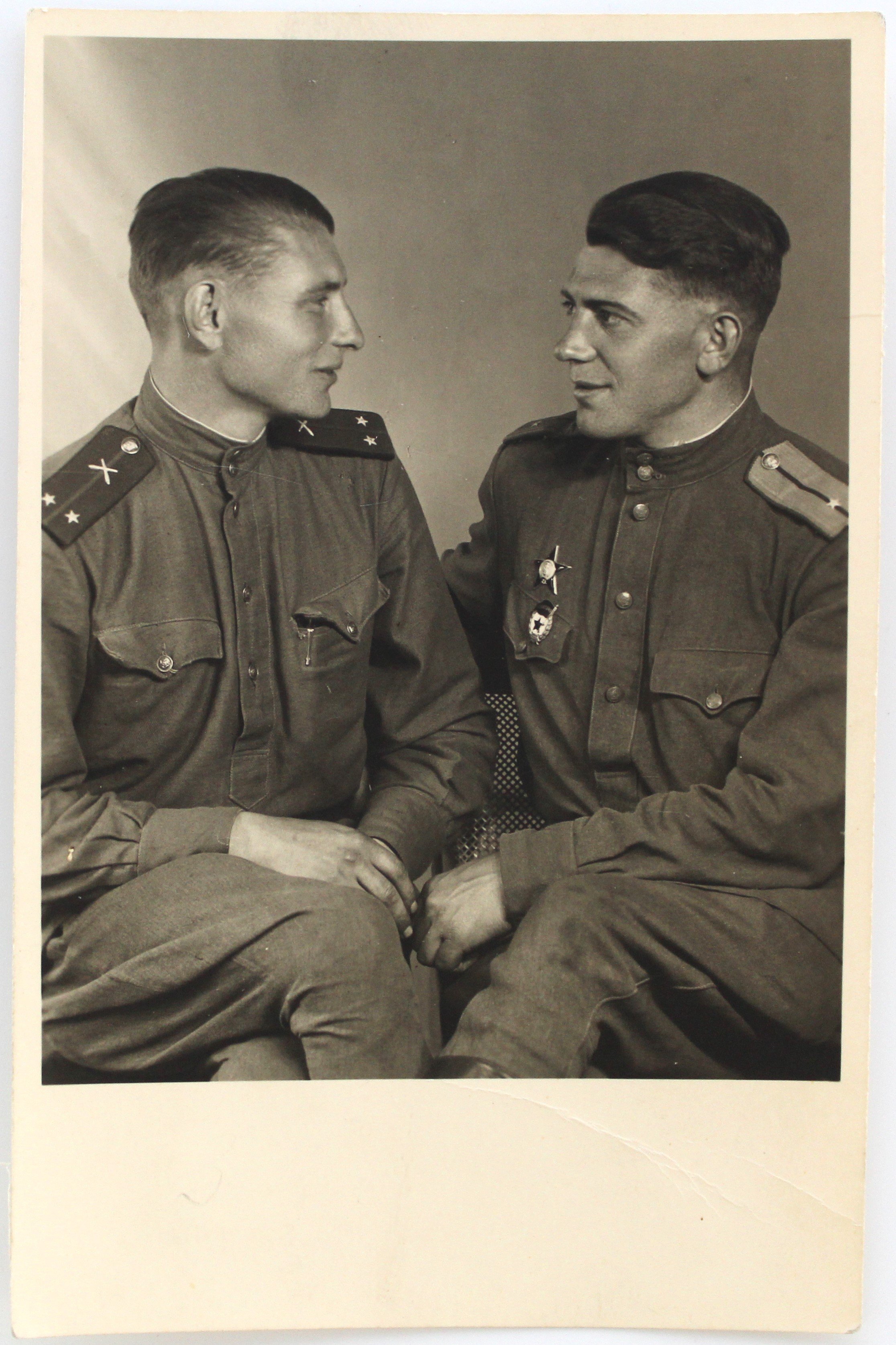 Фото військового Дупленка В.М. з однополчанином, 1945 р. (Національний заповідник "Хортиця" CC BY-NC-SA)