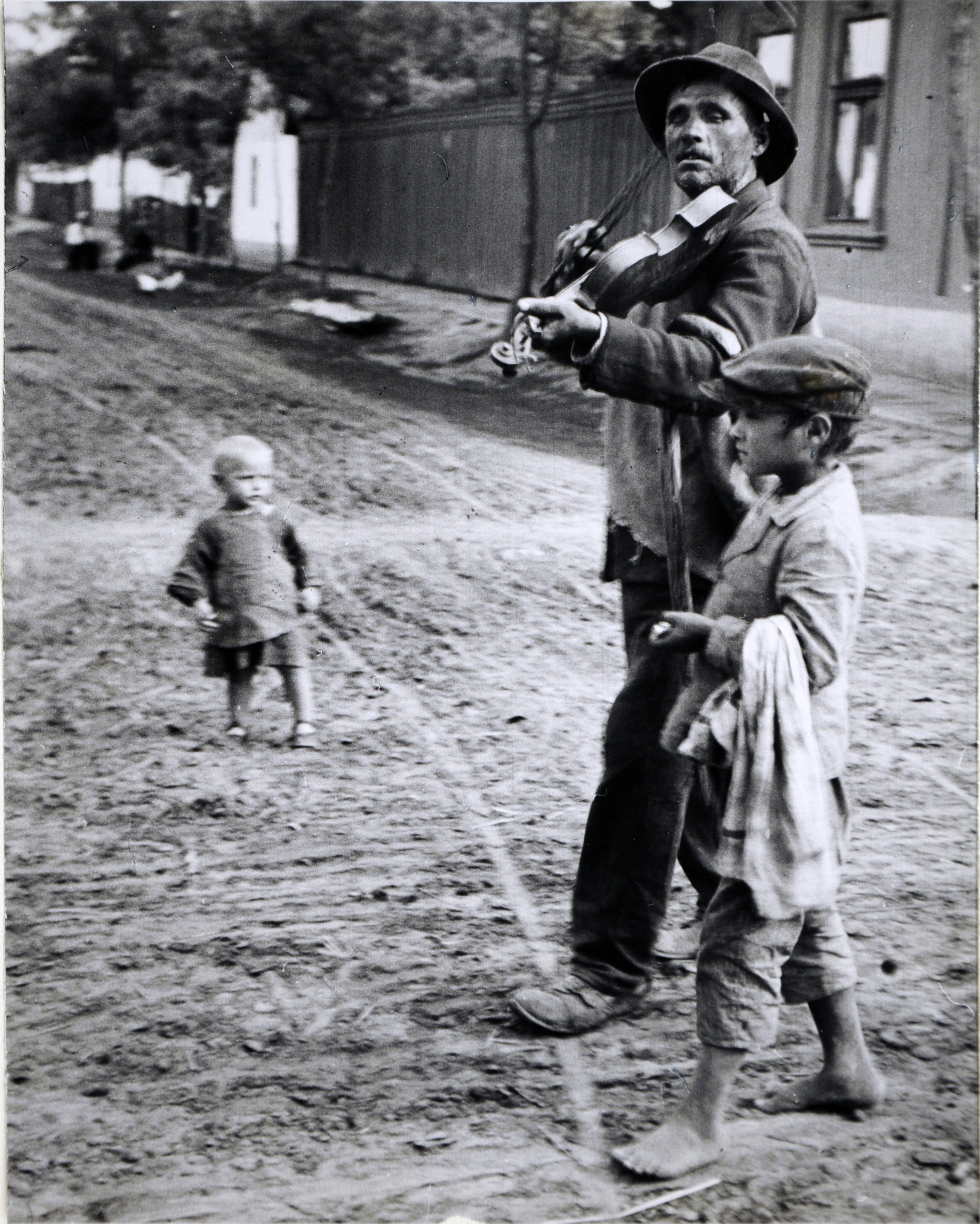André Kertész: Blind Musician, Abony, 1921 (The Salgo Trust for Education CC BY-NC-SA)