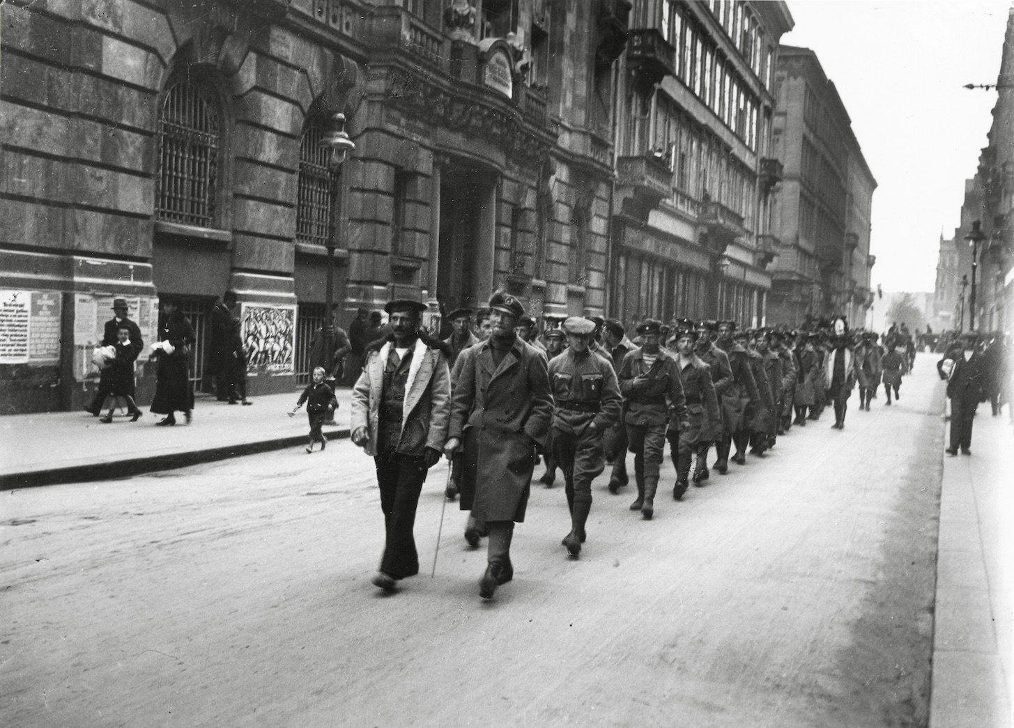 André Kertész: Budapest 1919 (Red soldiers marching, ca. April 1919) (The Salgo Trust for Education CC BY-NC-SA)
