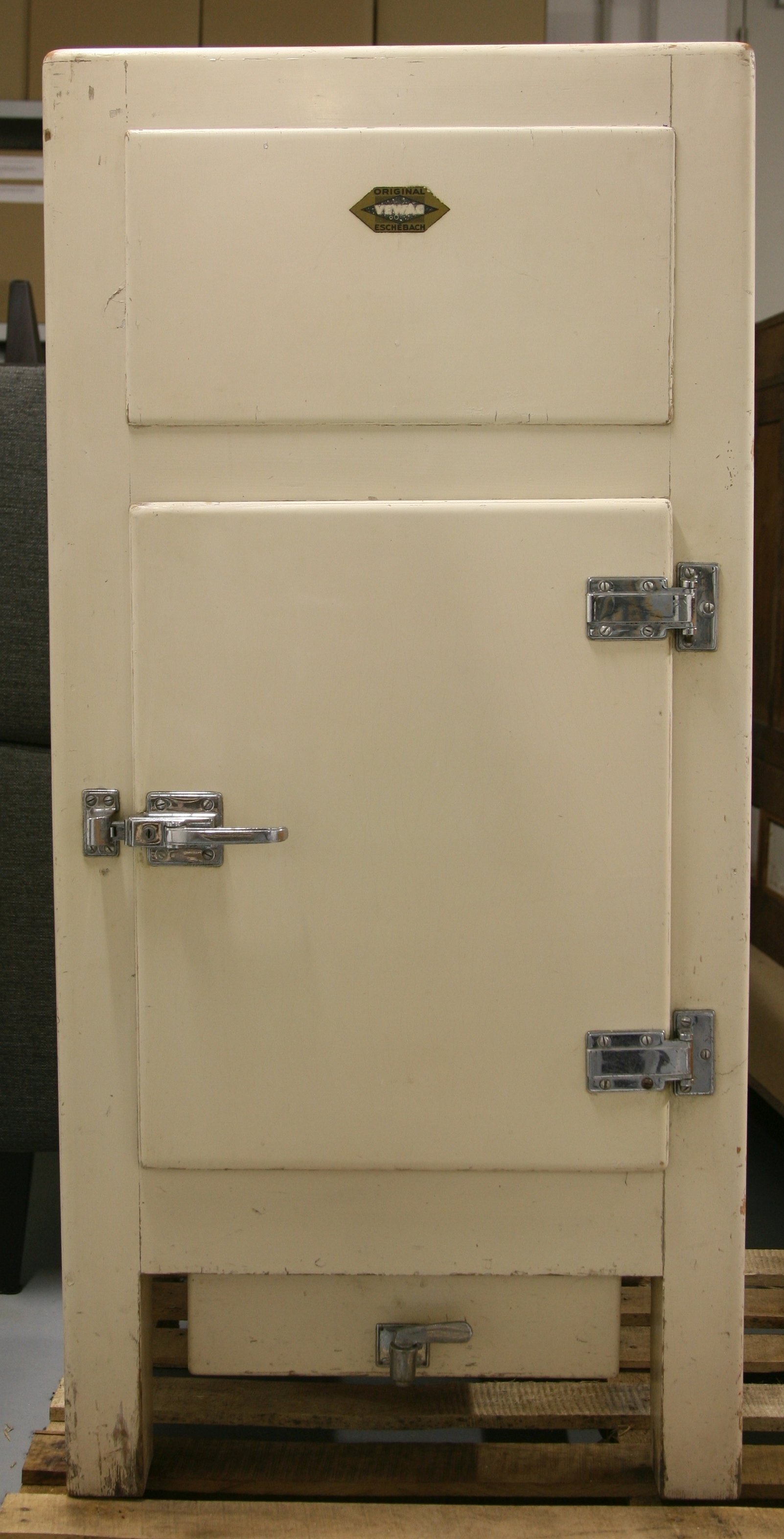 Kühlschrank / Eisschrank der Marke Eschebach Modell 1301 E (kult Westmünsterland CC BY-NC-SA)