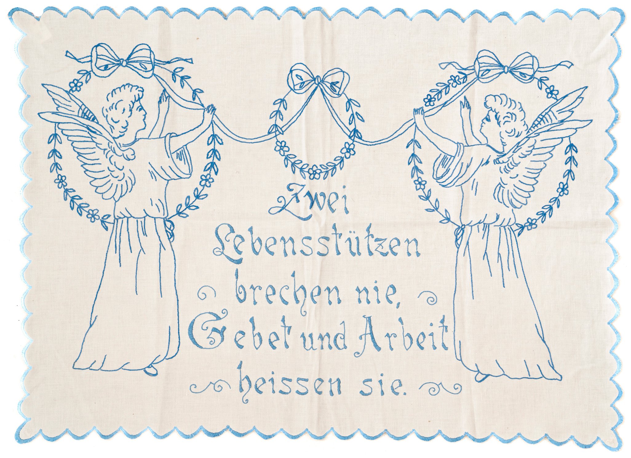 Spruchtuch: Zwei Lebenstützen brechen nie, Gebet und Arbeit heissen sie. (Museum Abtei Liesborn des Kreises Warendorf CC BY-NC-SA)