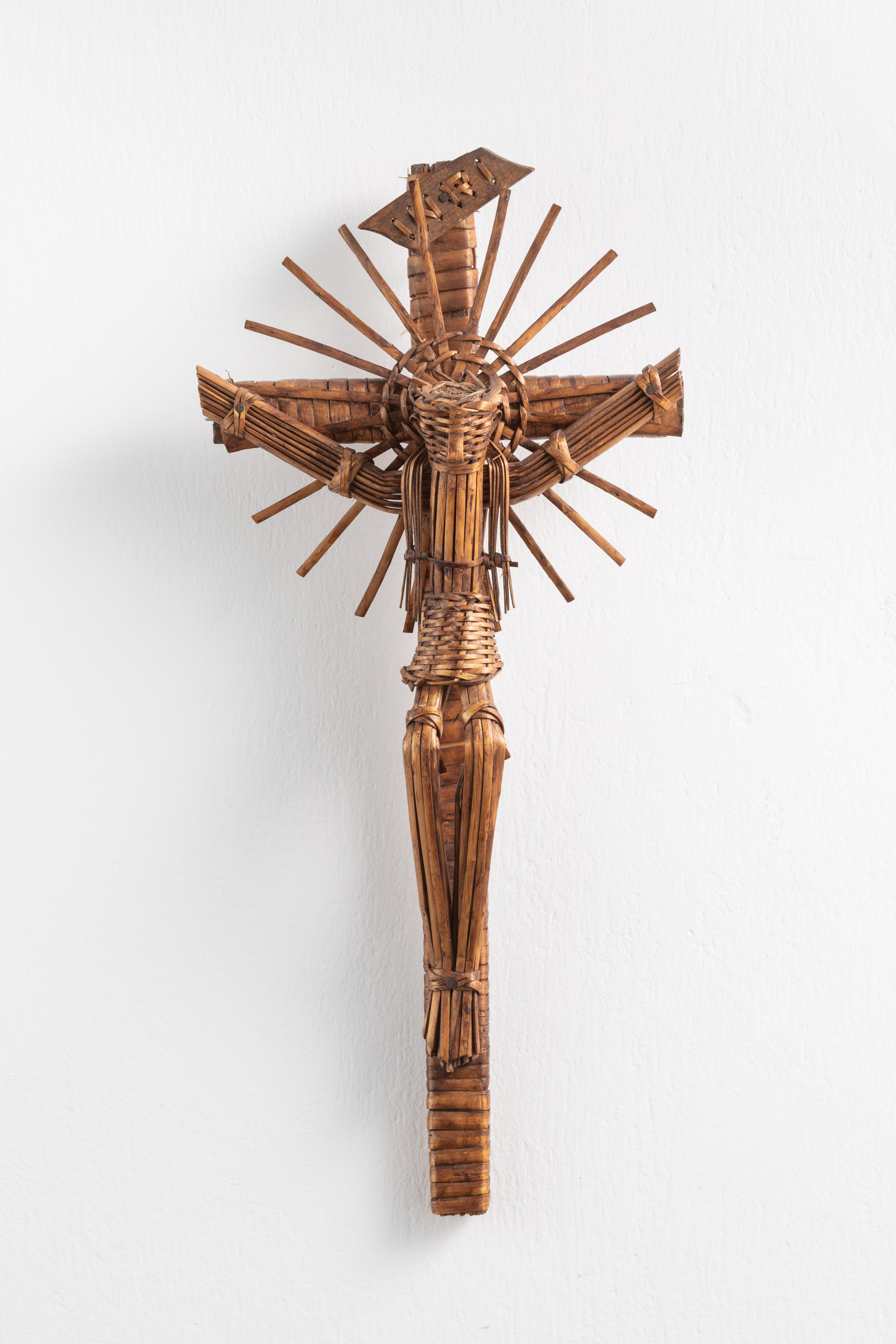 10/6_Kruzifix-Stroh (Das Kreuz in Verbindung mit Christus CC BY-NC-SA)