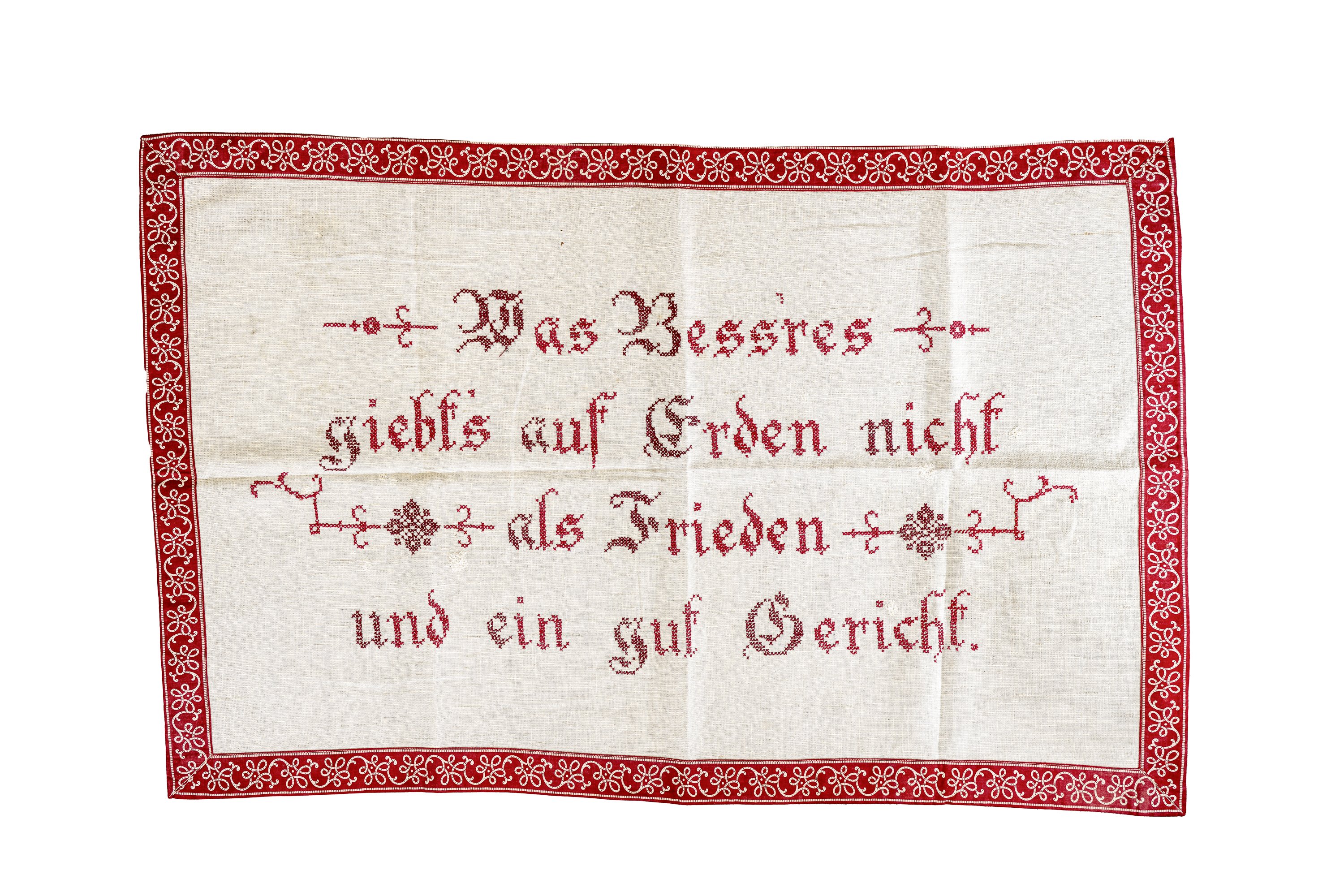 Spruchtuch: Was Bess'res giebt's auf Erden nicht als Frieden und ein gut Gericht. (Museum Abtei Liesborn des Kreises Warendorf CC BY-NC-SA)