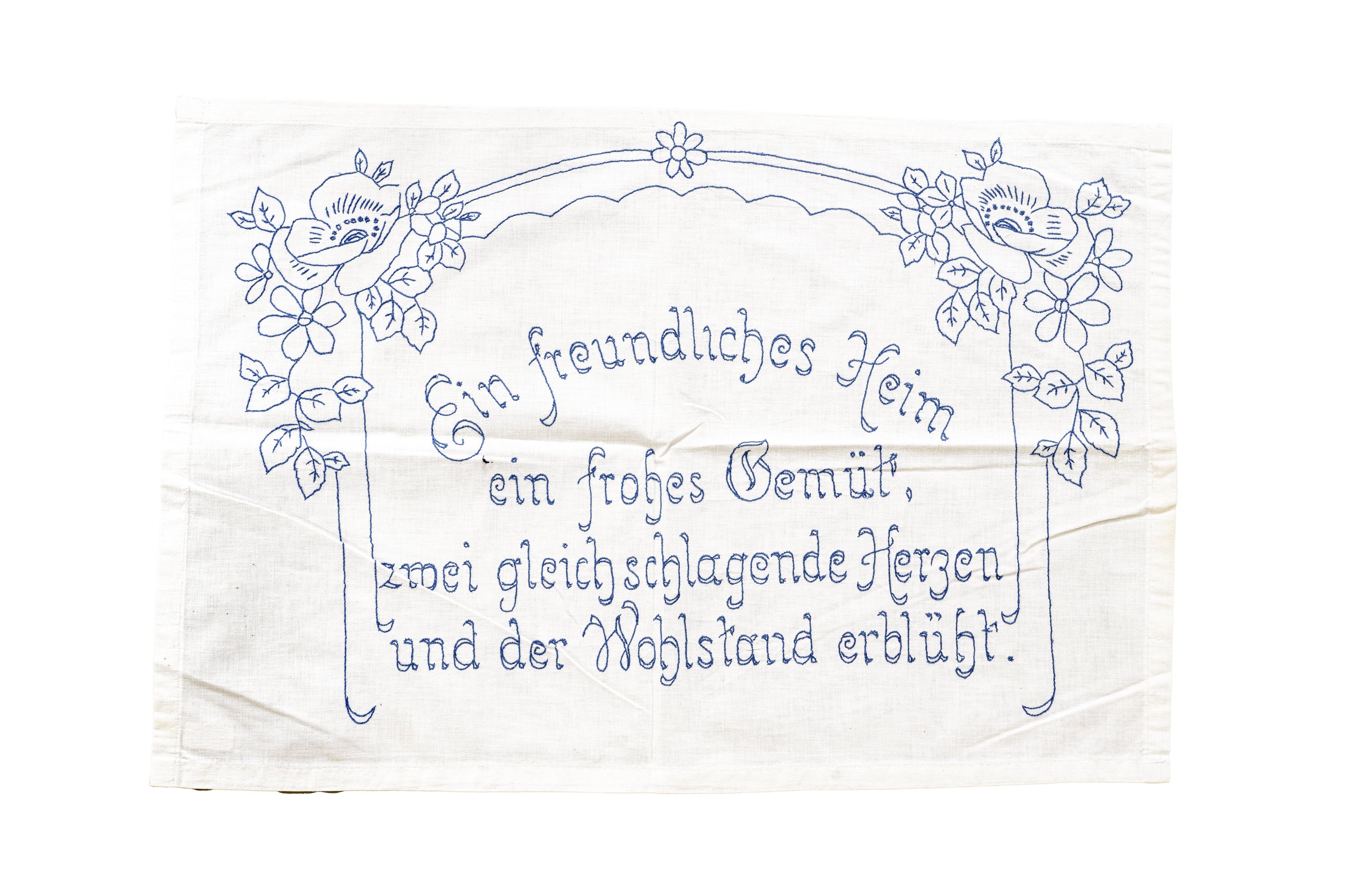 Spruchtuch: Ein freundliches Heim ein frohes Gemüt', zwei gleichschlagende Herzen und der Wohlstand erblüht. (Museum Abtei Liesborn des Kreises Warendorf CC BY-NC-SA)