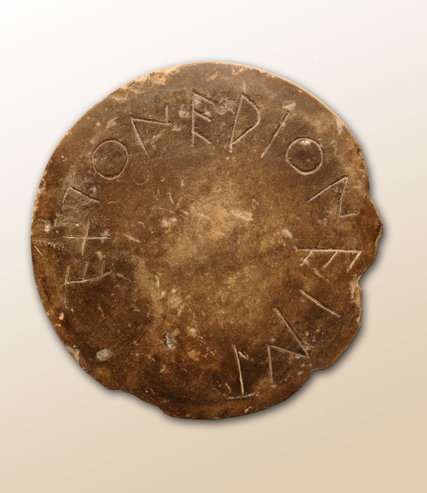 Marmor-Diskos mit griechischer Inschrift (Ende 6. Jh. v. Chr.) (Archäologisches Museum der WWU Münster CC BY-NC-SA)