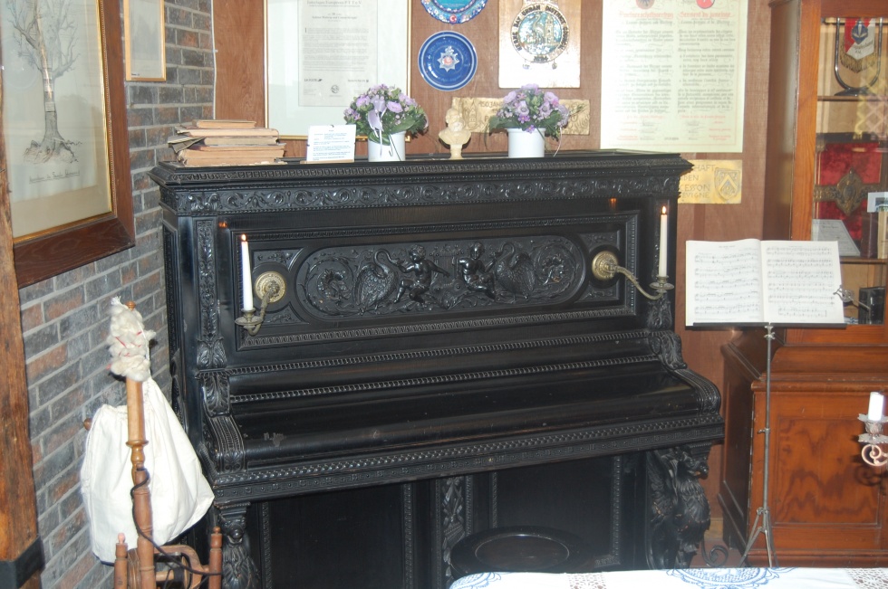 Klavier der Firma Ibach 1873 (Heimatmuseum Waltrop CC BY-NC-SA)