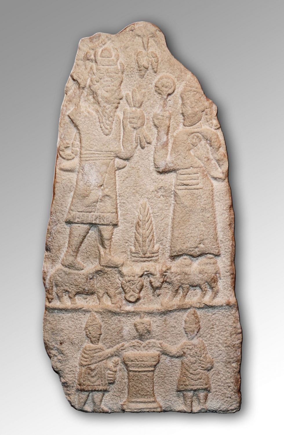 Stele mit Darstellung des Iuppiter Dolichenus und der Iuno Dolichena (Archäologisches Museum der WWU Münster CC BY-NC-SA)