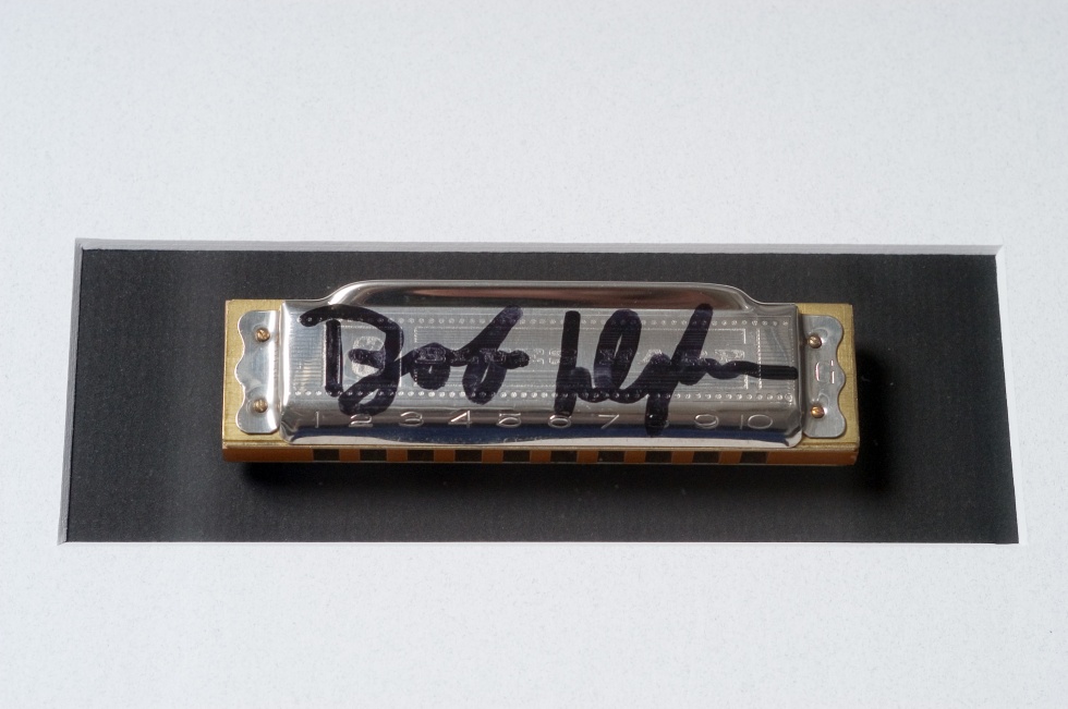 Signierte Mundharmonika von Bob Dylan (rock ’n’ popmuseum CC BY-NC-SA)