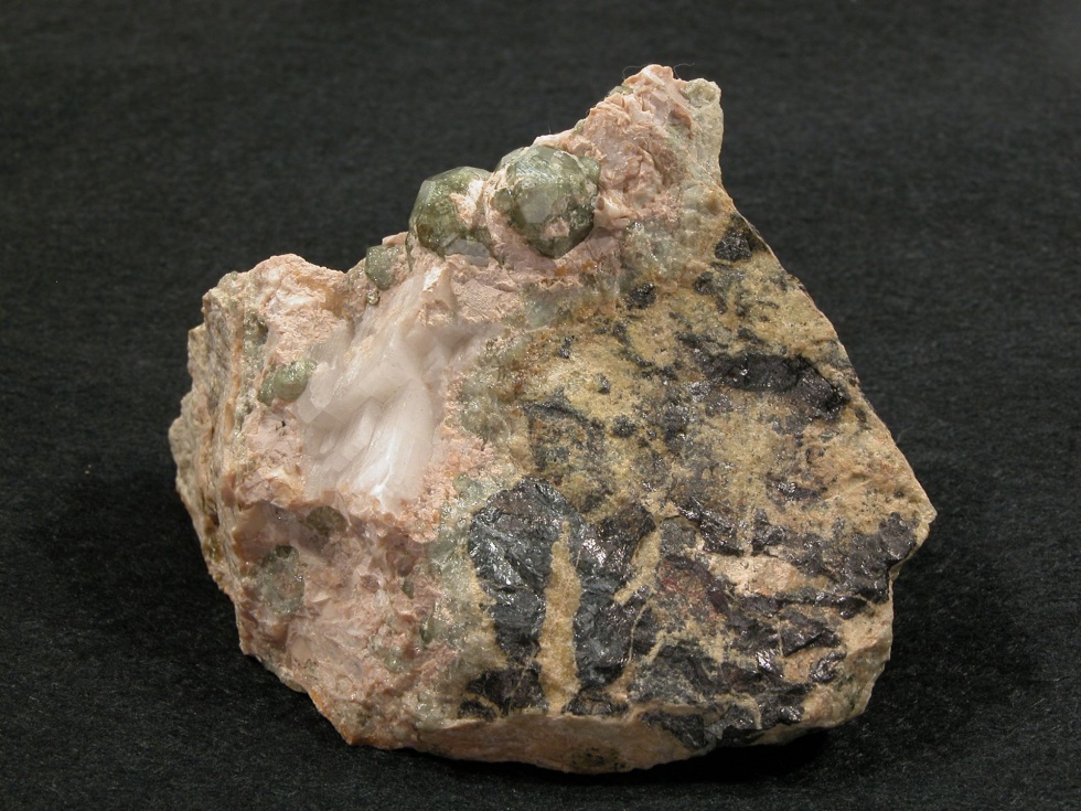 Grossular auf Magnetit (Geomuseum der WWU Münster CC BY-NC-SA)