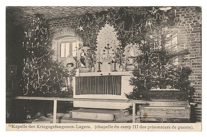 Postkarte: Kapelle des Kriegsgefangenlagers, geschmückt mit Weihnachtsbäumen (Stadtmuseum Münster CC BY-NC-SA)