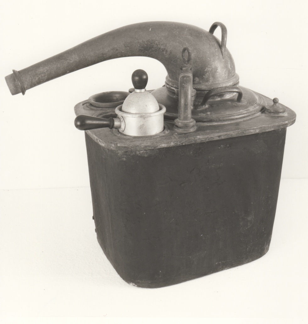 Destilliergerät mit Kühltrommel (Medizin- und Apothekenmuseum Rhede CC BY-NC-SA)