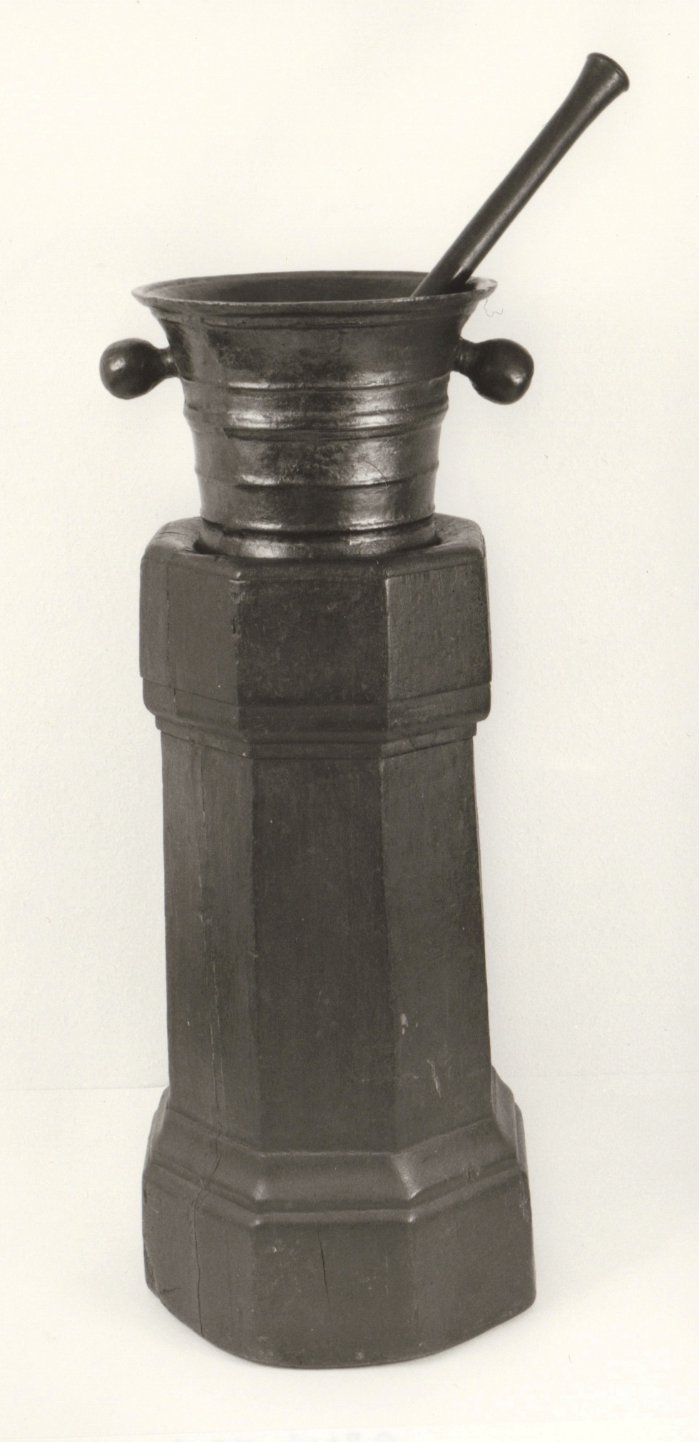 Mörser mit Stößel auf Holzsäule (Medizin- und Apothekenmuseum Rhede CC BY-NC-SA)