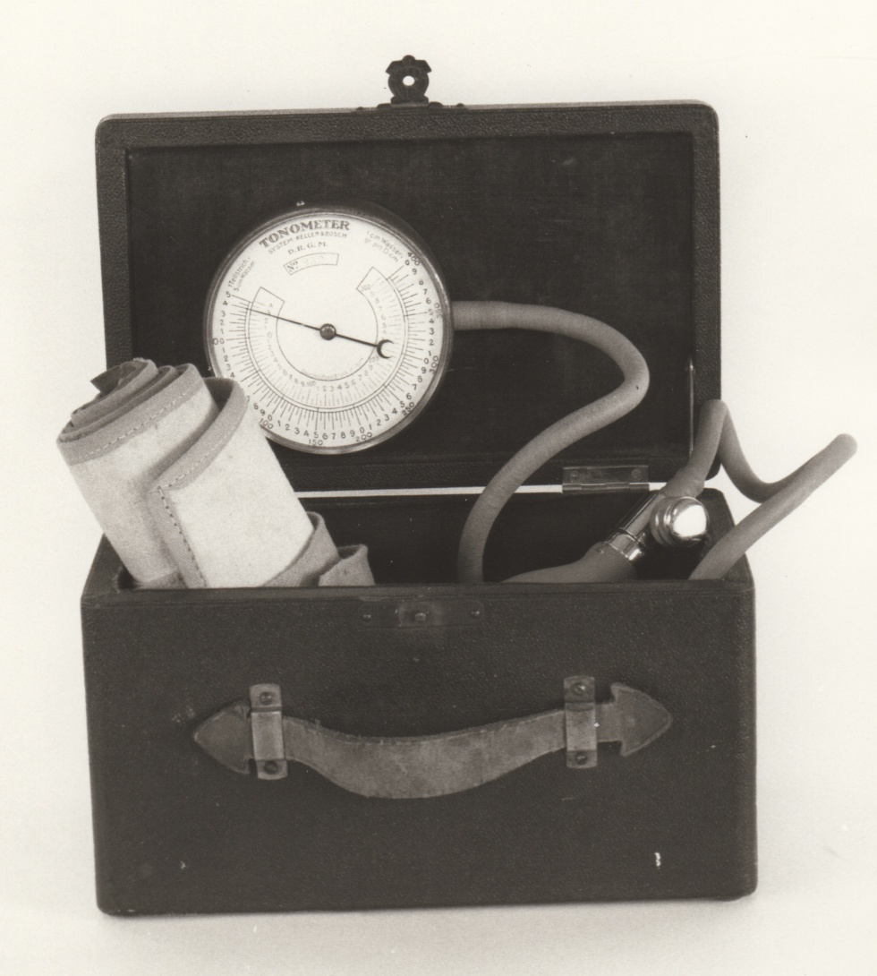Tonometer in Holzkasten (Medizin- und Apothekenmuseum Rhede CC BY-NC-SA)