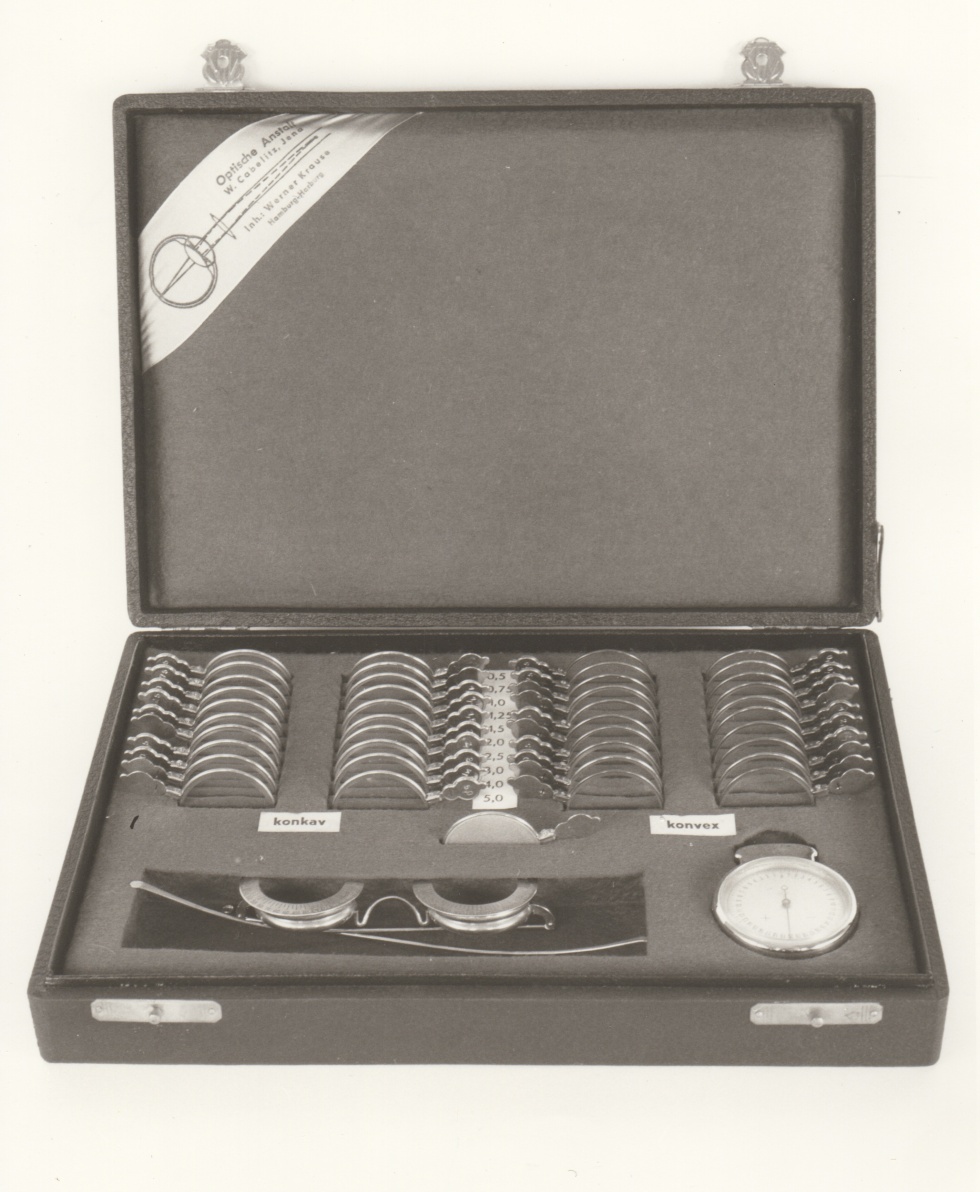Brillenkasten mit Probierbrillen und Sphärometer (Medizin- und Apothekenmuseum Rhede CC BY-NC-SA)