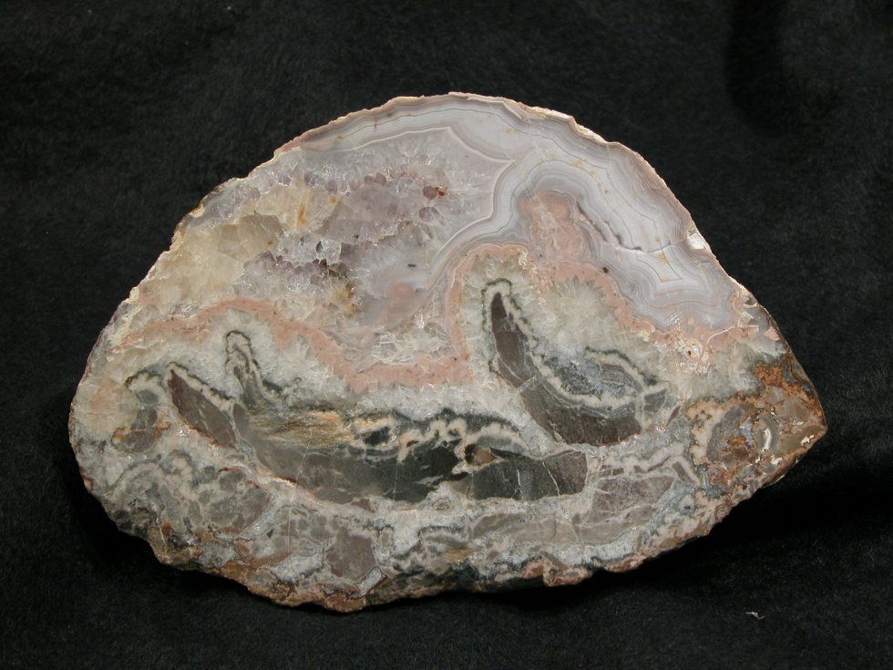 Achatmandel mit Quarz und Kalkspatfüllung (Geomuseum der WWU Münster CC BY-NC-SA)