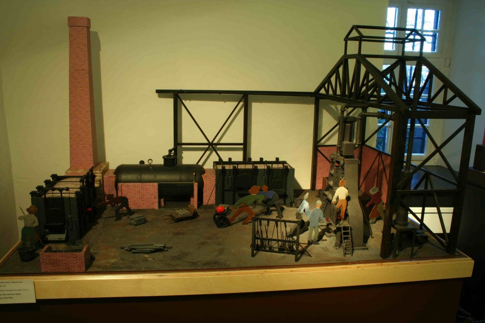 Modell eines Dampfhammers mit Puddelofen (Verein der Freunde und Förderer des Siegerlandmuseums e.V. CC BY-NC-SA)